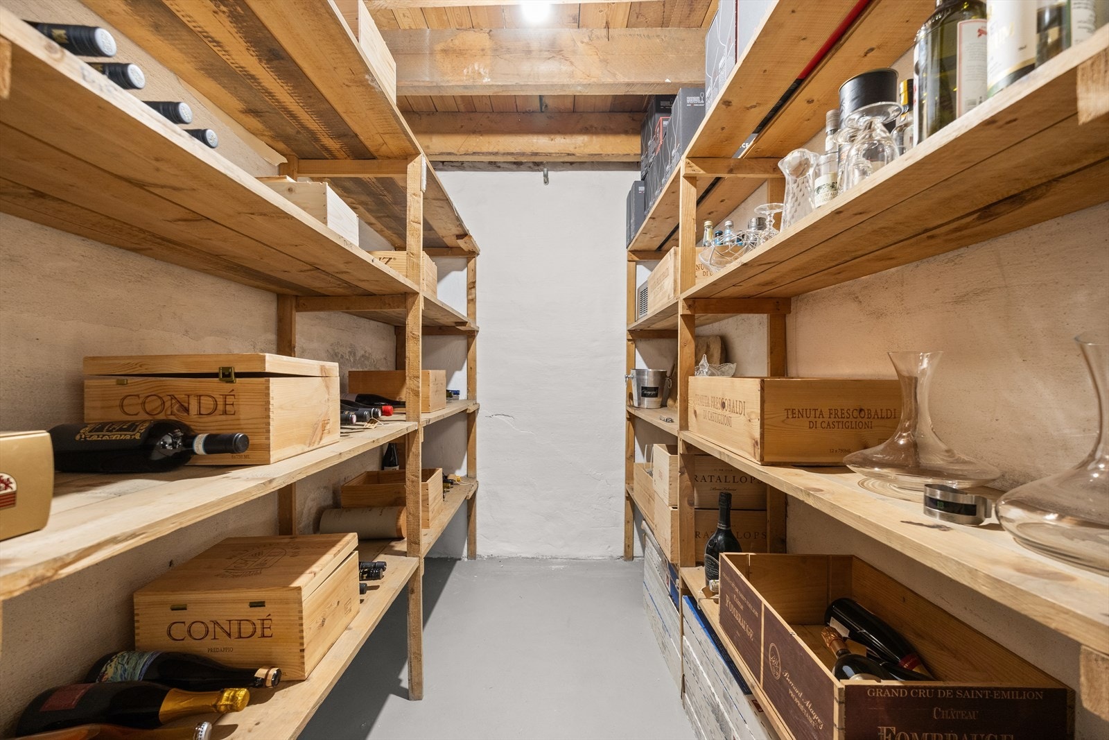 Adkomst til vin/oppbevaringsrom fra kjellerstuen Galleribilde