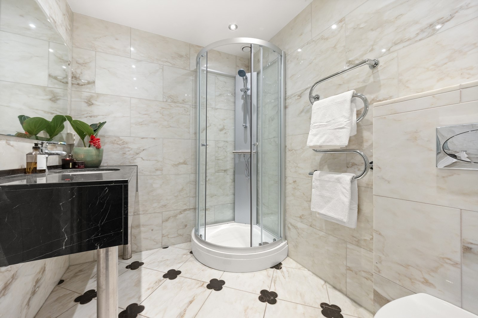 Lekkert bad med flislagte overflater i klassisk utførelse, og med varmekabler i gulv Galleribilde