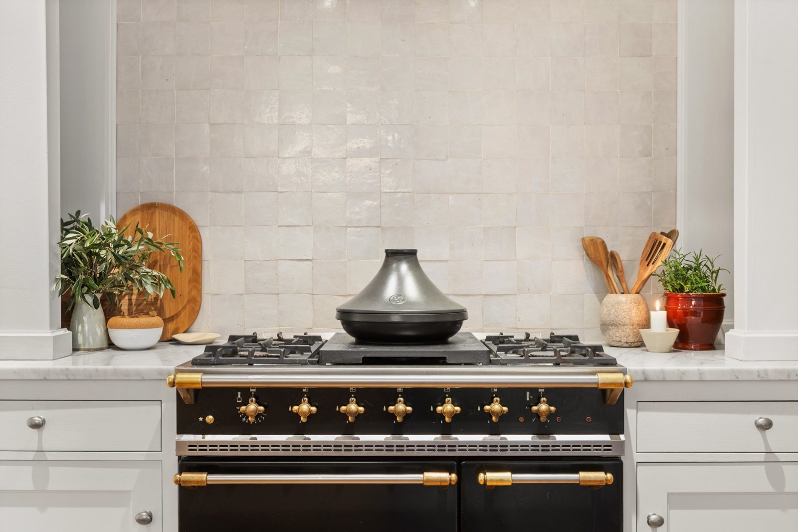 Kjøkkenet er utstyr med integrerte hvitevarer - og dobbel stekeovn med gass koketopp for den kokkeglade Galleribilde