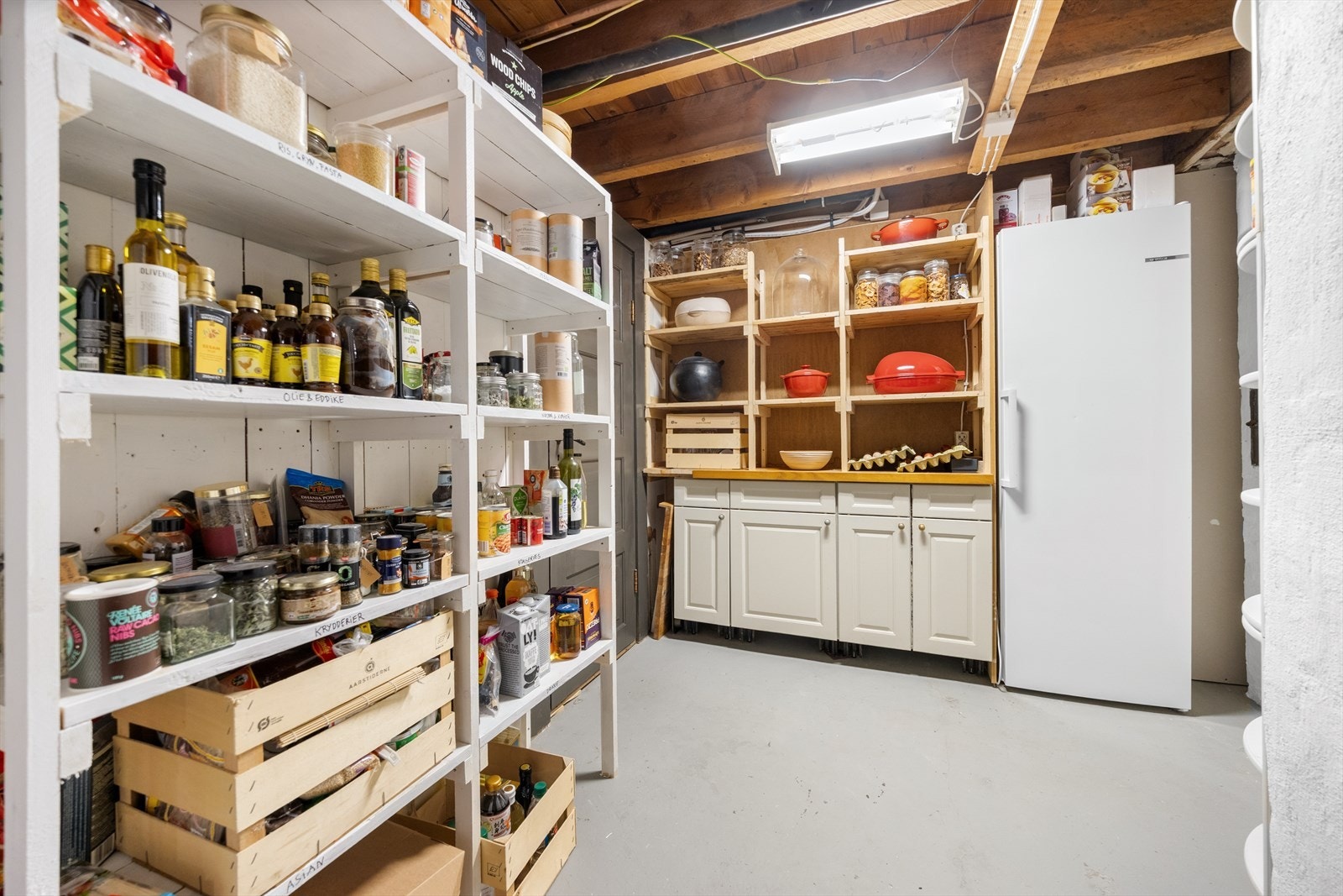 Praktisk bod med hyller og plass for diverse oppbevaring av matvarer eller annet Galleribilde