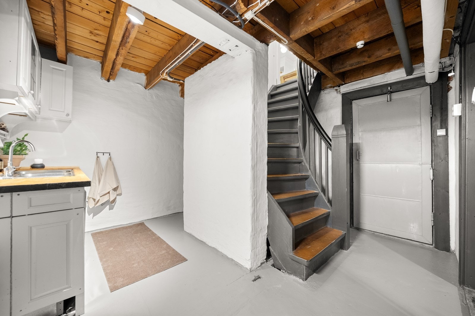 Fra kjøkken i hovedetasjen er det direkte trappegang ned til et praktisk kjellerkjøkken Galleribilde