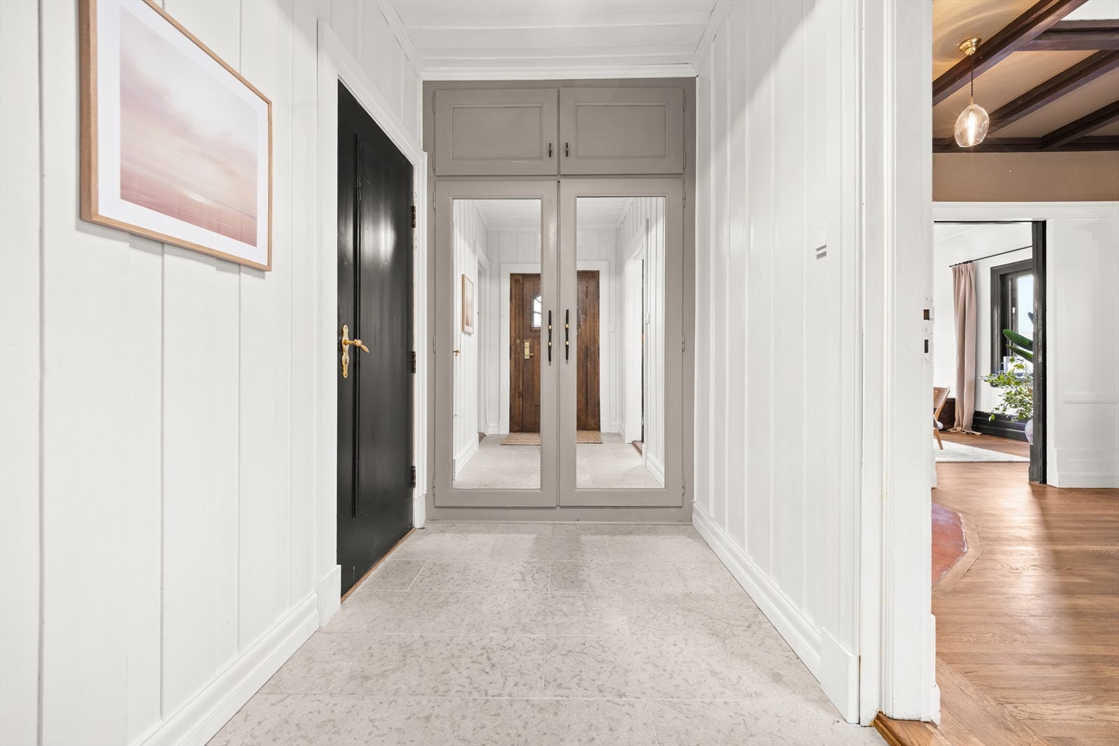 Flislagt entré med vannbåren gulvvarme, garderobeskap samt direkte adkomst til lekkert renovert gjestetoalett Galleribilde