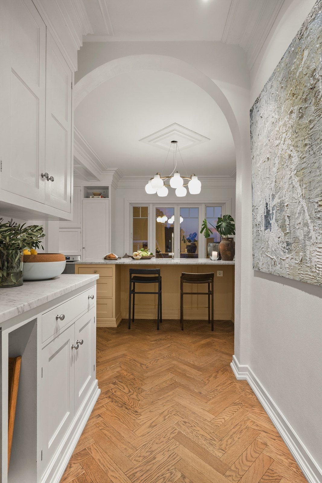 På gulv er det lekker fiskebensparkett fra Hørning Galleribilde