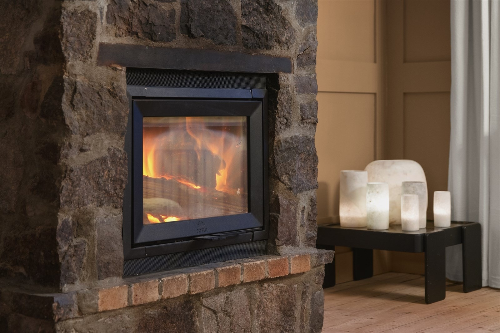 Flott peis i naturstein bidrar til en god atmosfære i rommet Galleribilde