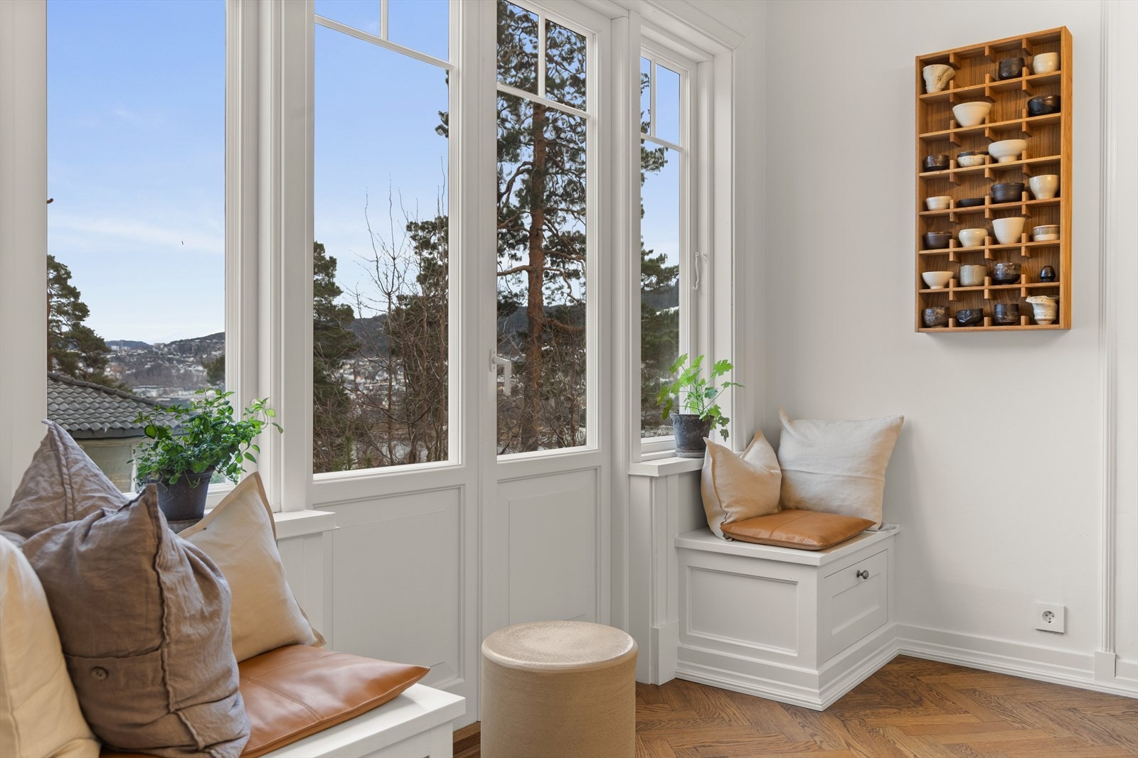 Plassbygde sittebenker med oppbevaringsløsninger Galleribilde