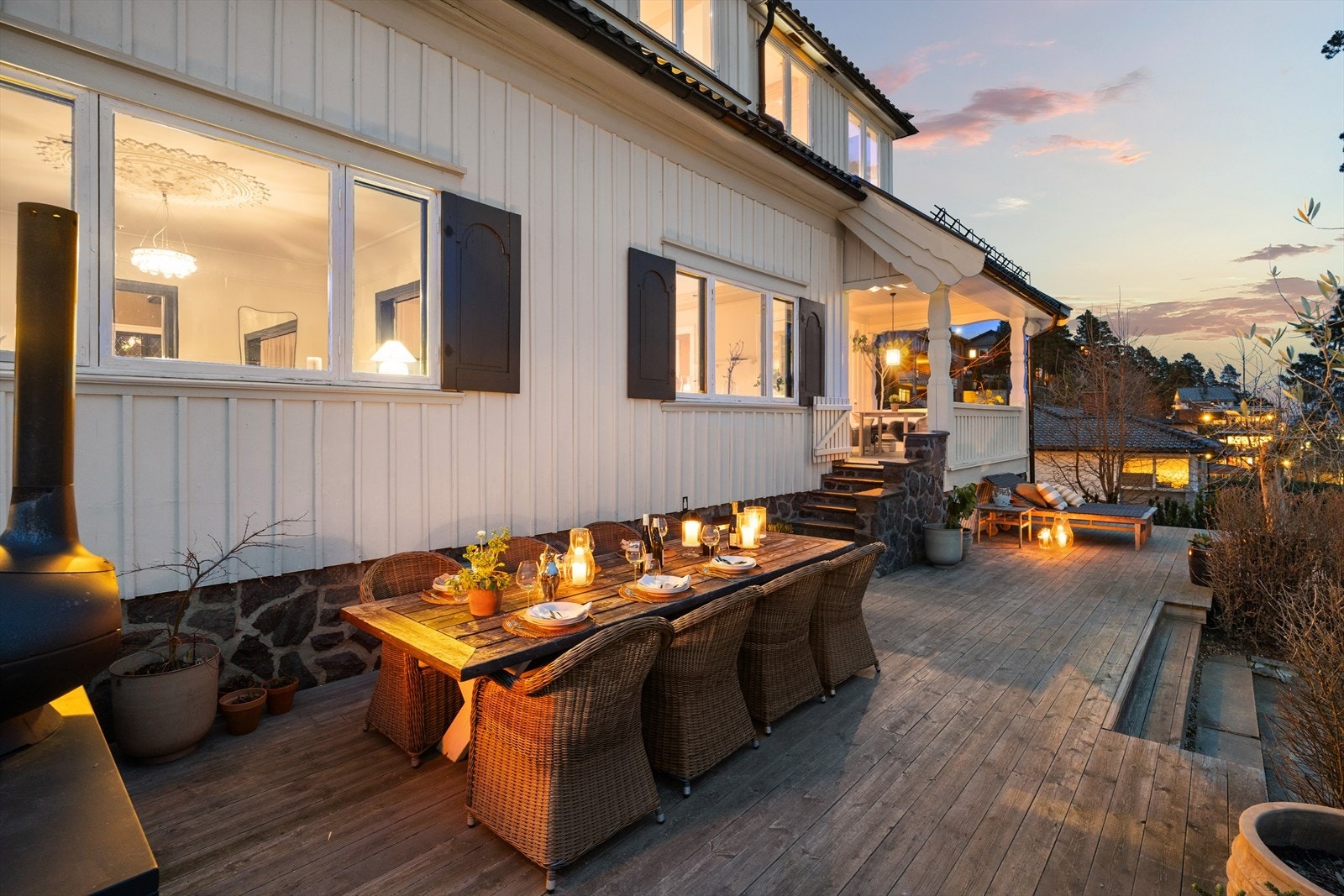 Eiendommen har solrike uteområder med flere plattinger og hage Galleribilde