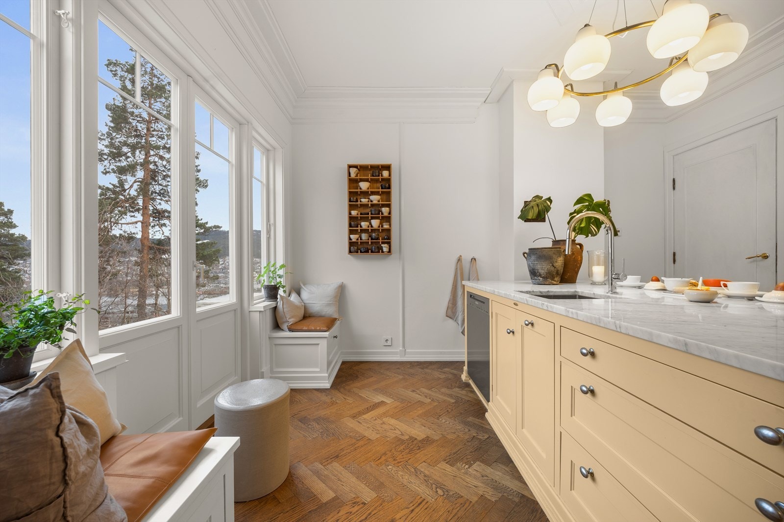 Kjøkkenrommet ble renovert i 2023/24 og har en tidløs eleganse med gjennomført håndverk Galleribilde