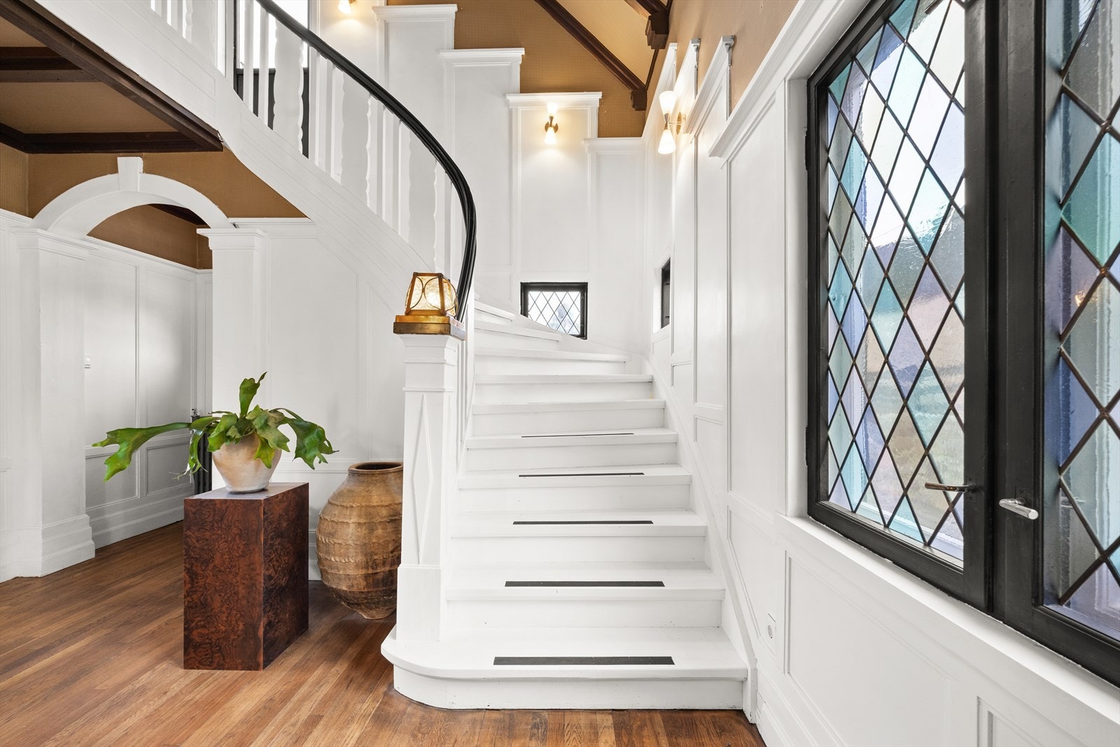 Videre adkomst til en romslig hall med god takhøyde og elegant mezzaninløsning Galleribilde