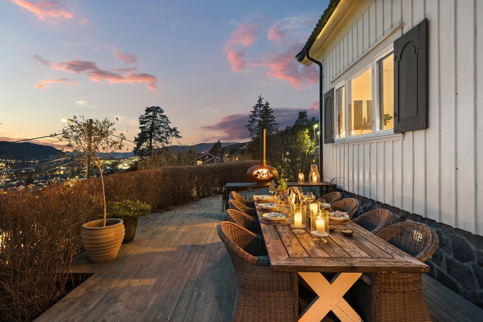 Her kan du dekke med langbord med utsikt som bakteppe og nyte lune sommerkvelder Galleribilde