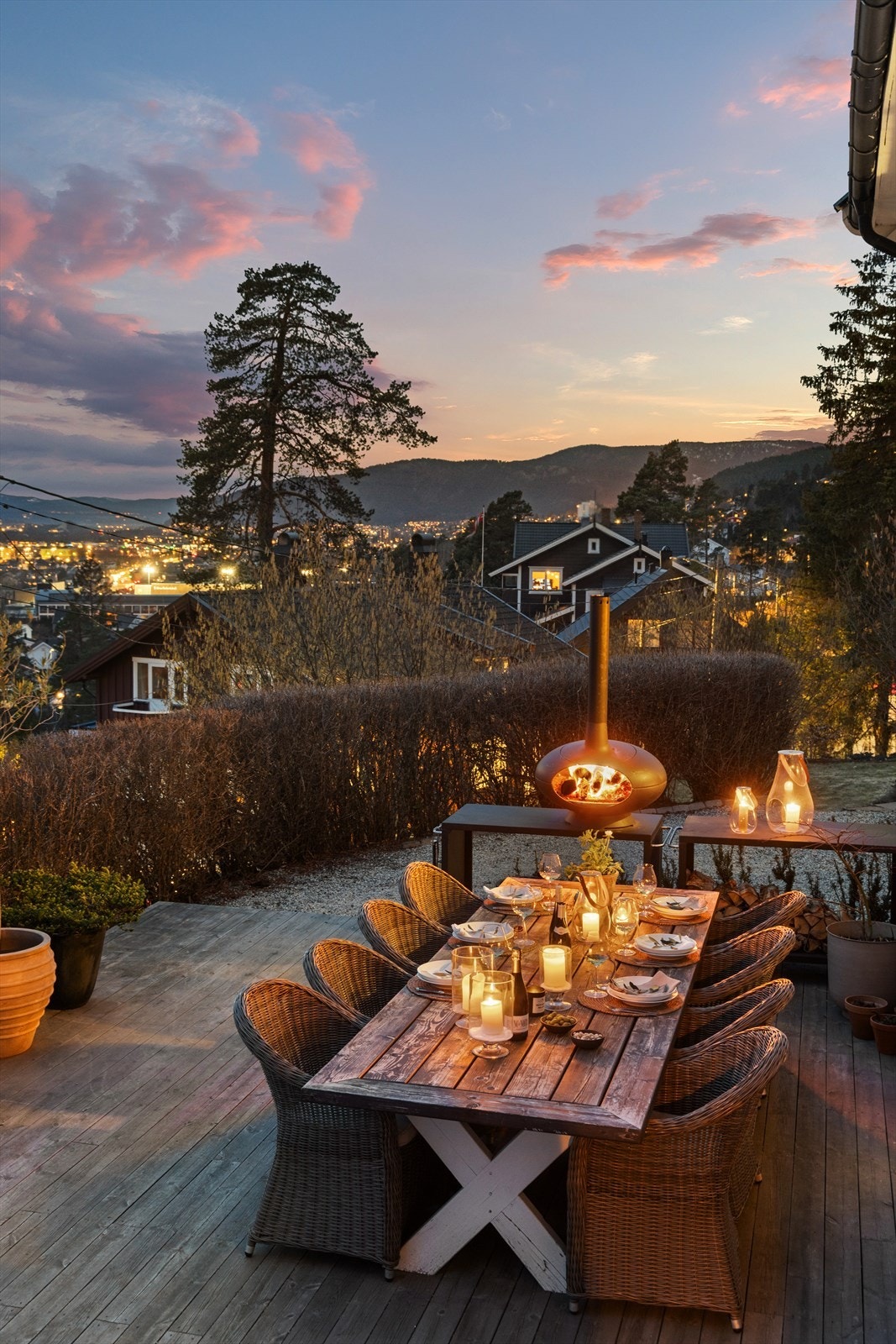 Uteområdene er omkranset av hekk og diverse beplantning Galleribilde