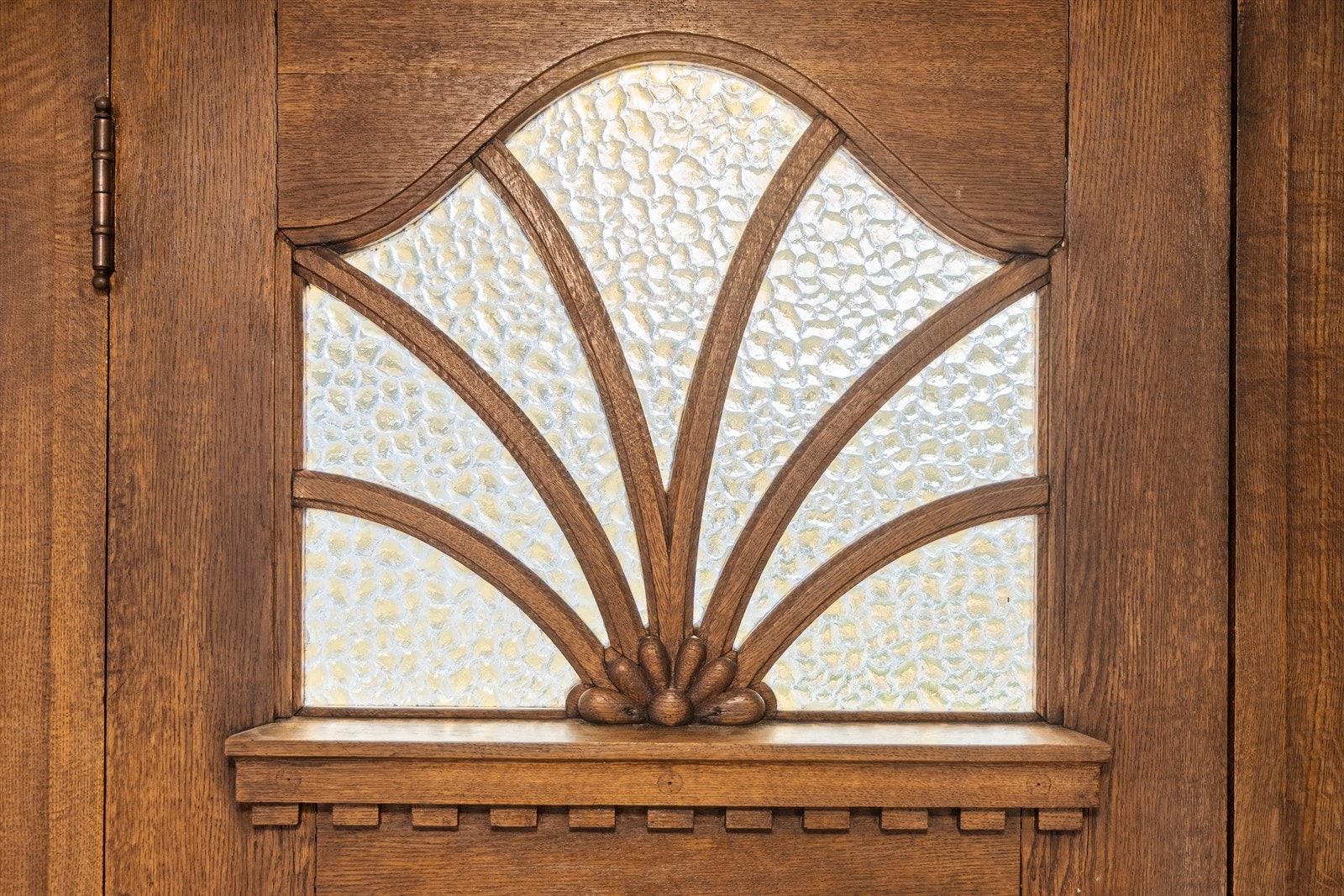 Mange av de vakre detaljene fra 1920-tallet er bevart, slik som den flotte inngangsdøren Galleribilde