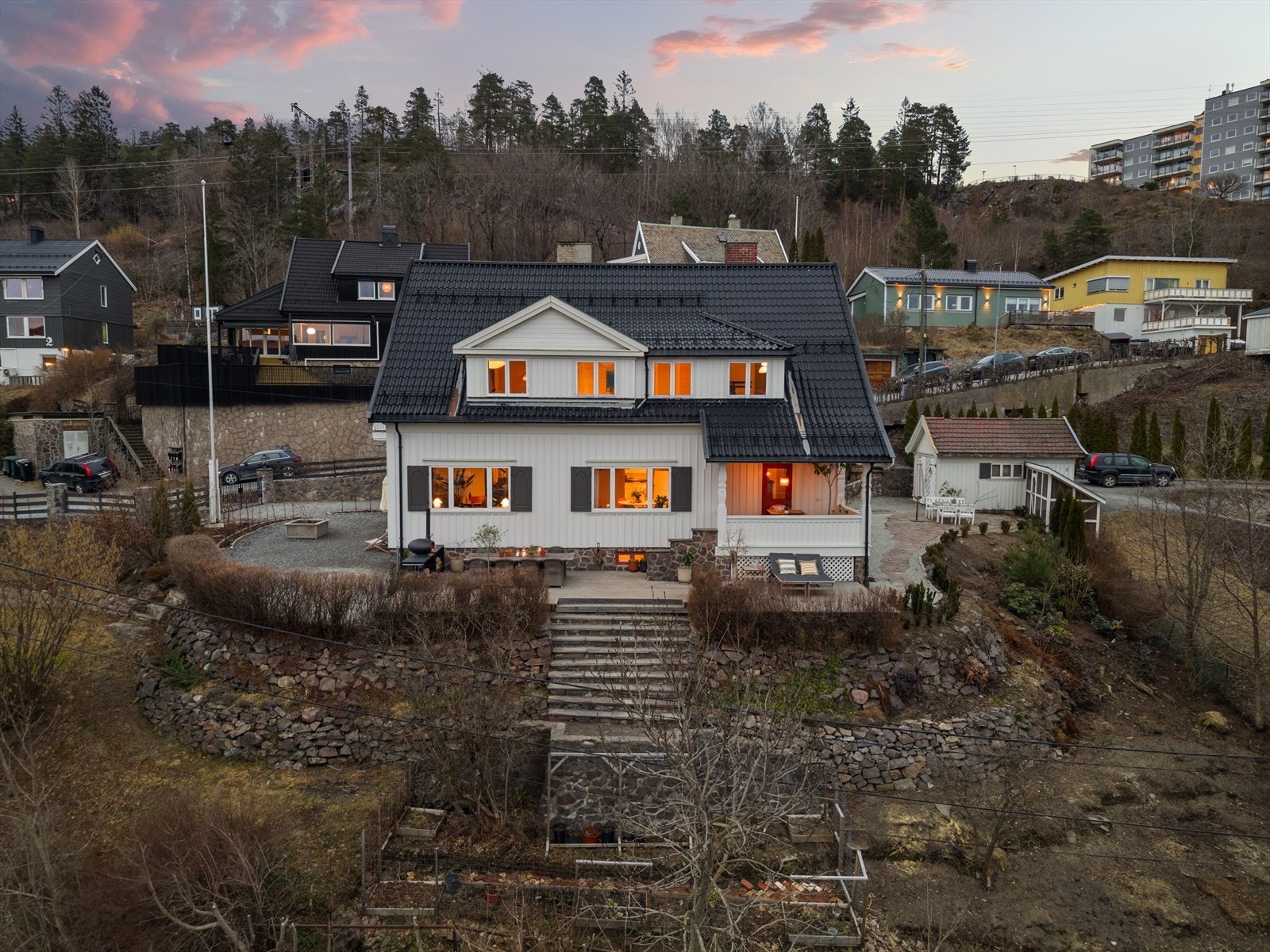 Dette er en herskapelig villa - verdt å nevne er at kledningen ble malt i 2021 Galleribilde