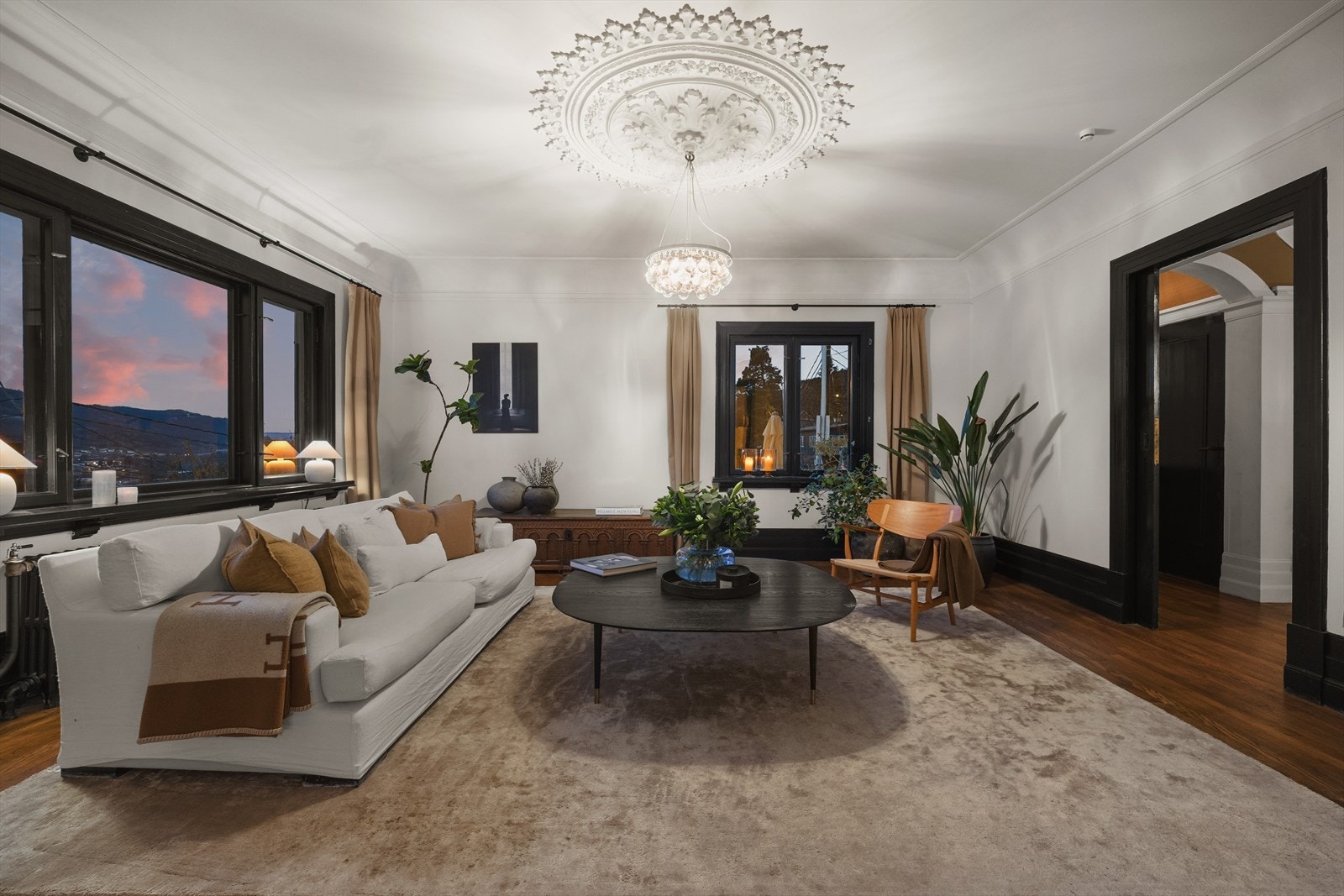 Lekker dagligstue med god takhøyde. stukkatur og bredt listverk Galleribilde