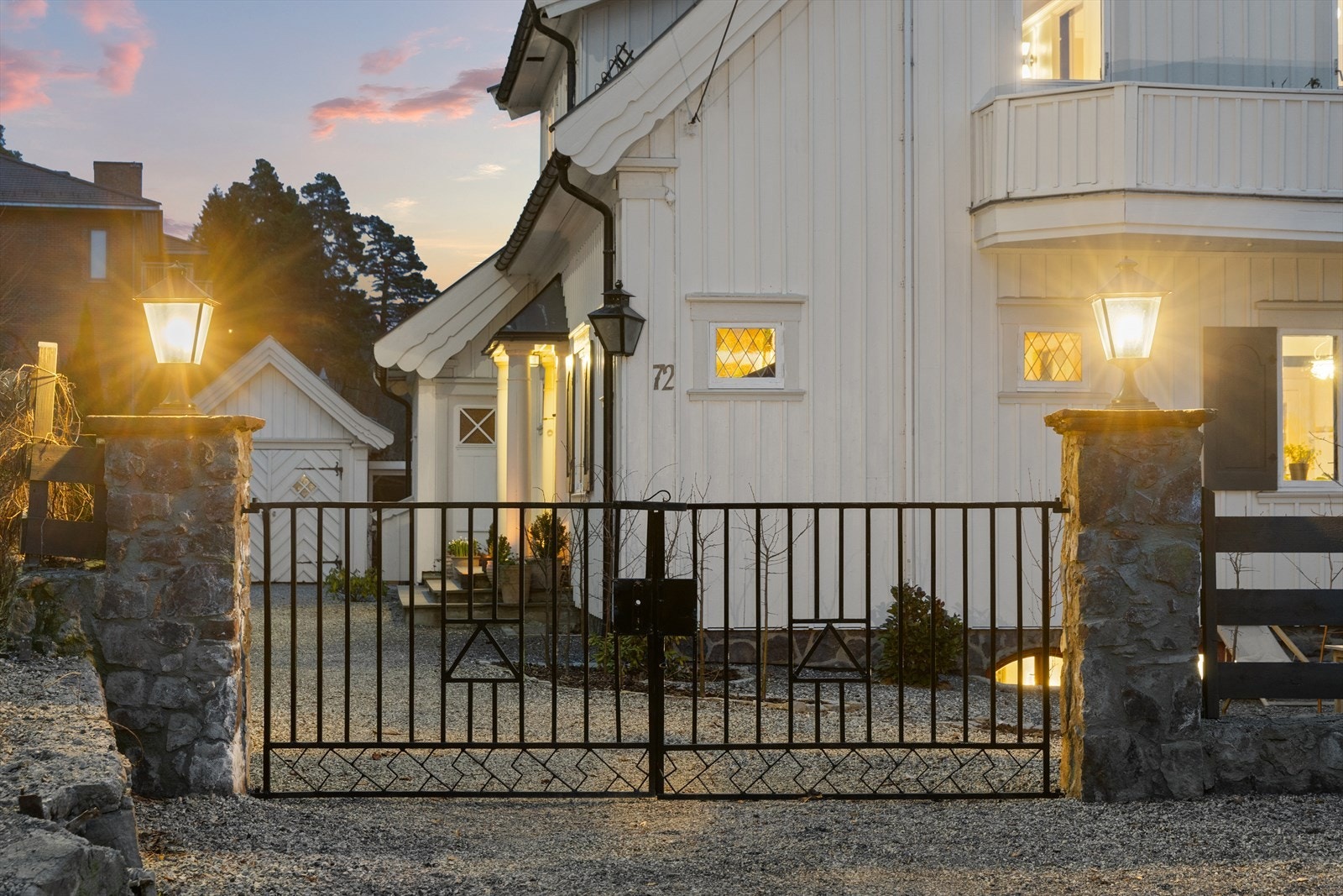 Lekkert inngangsparti via smijernsport. I forkant er det gårdsplass med elbillader. Galleribilde