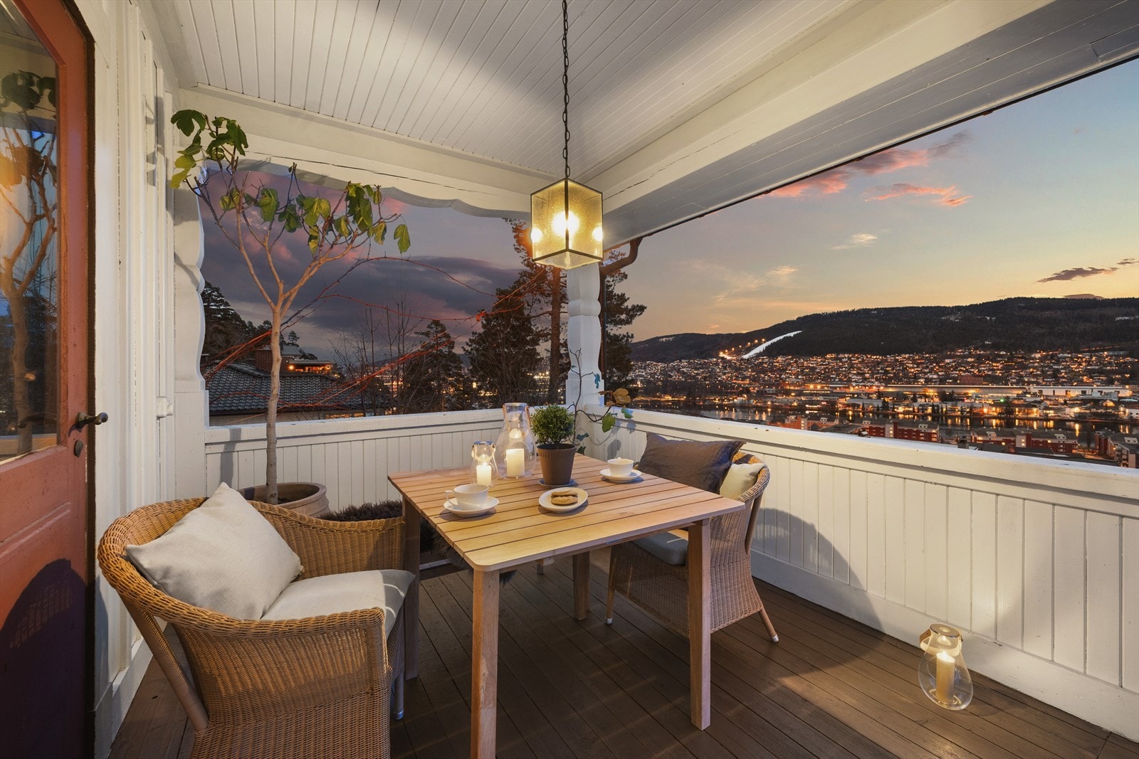 Adkomst til overbygd uteplass fra peisestuen Galleribilde