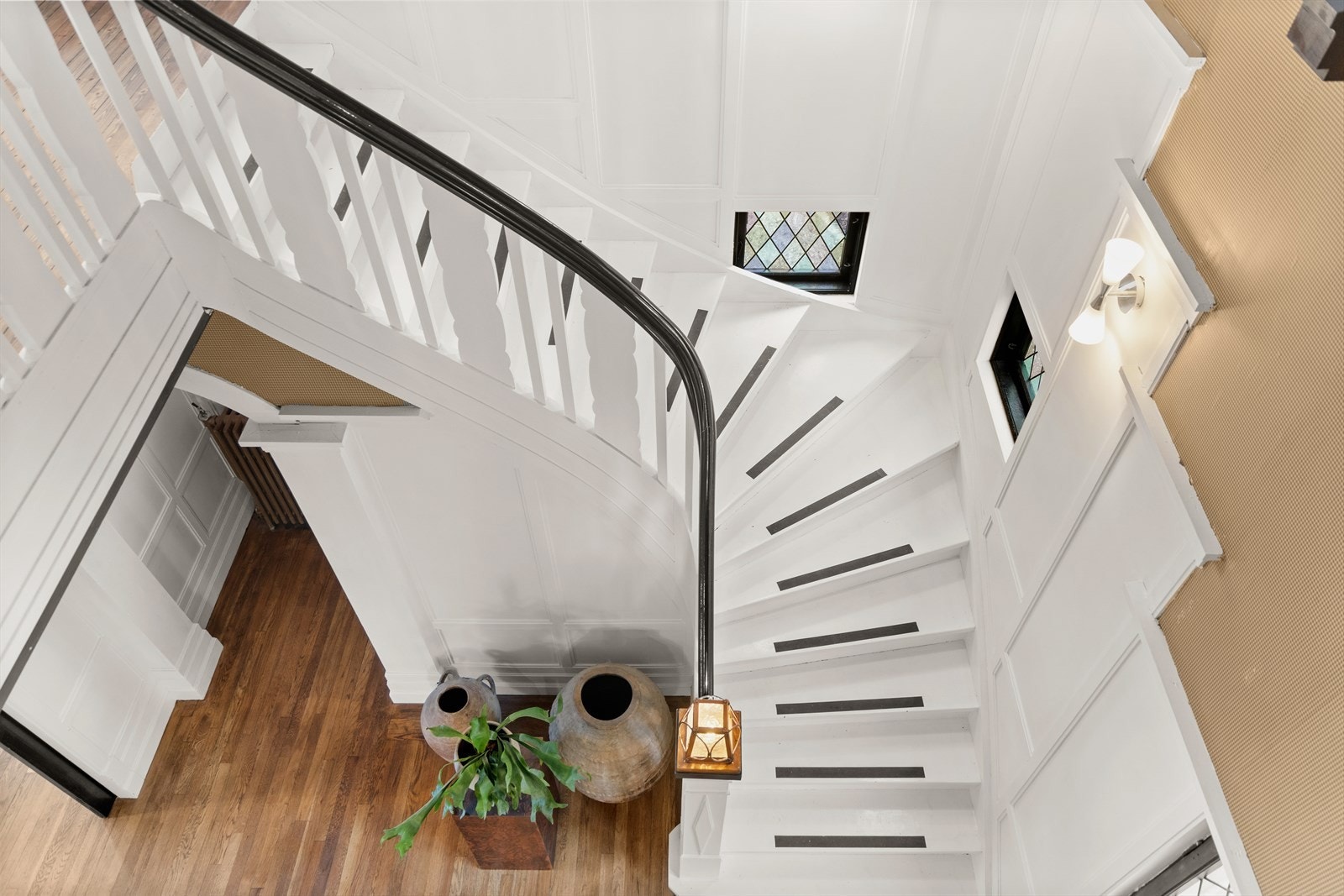 Herskapelig og luftig trappeadkomst til boligens 2. etasje Galleribilde