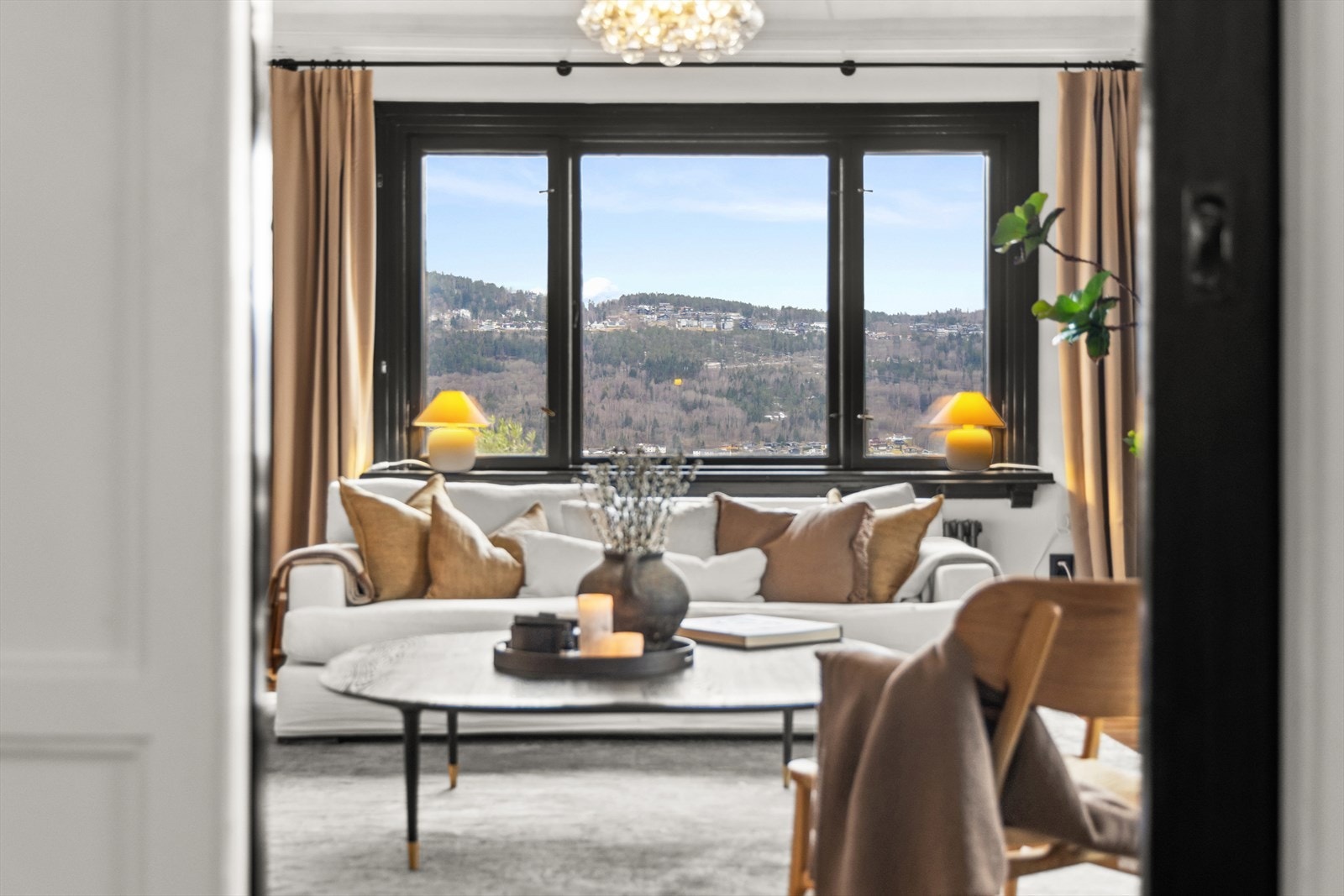 Videre adkomst til boligens oppholdsrom Galleribilde