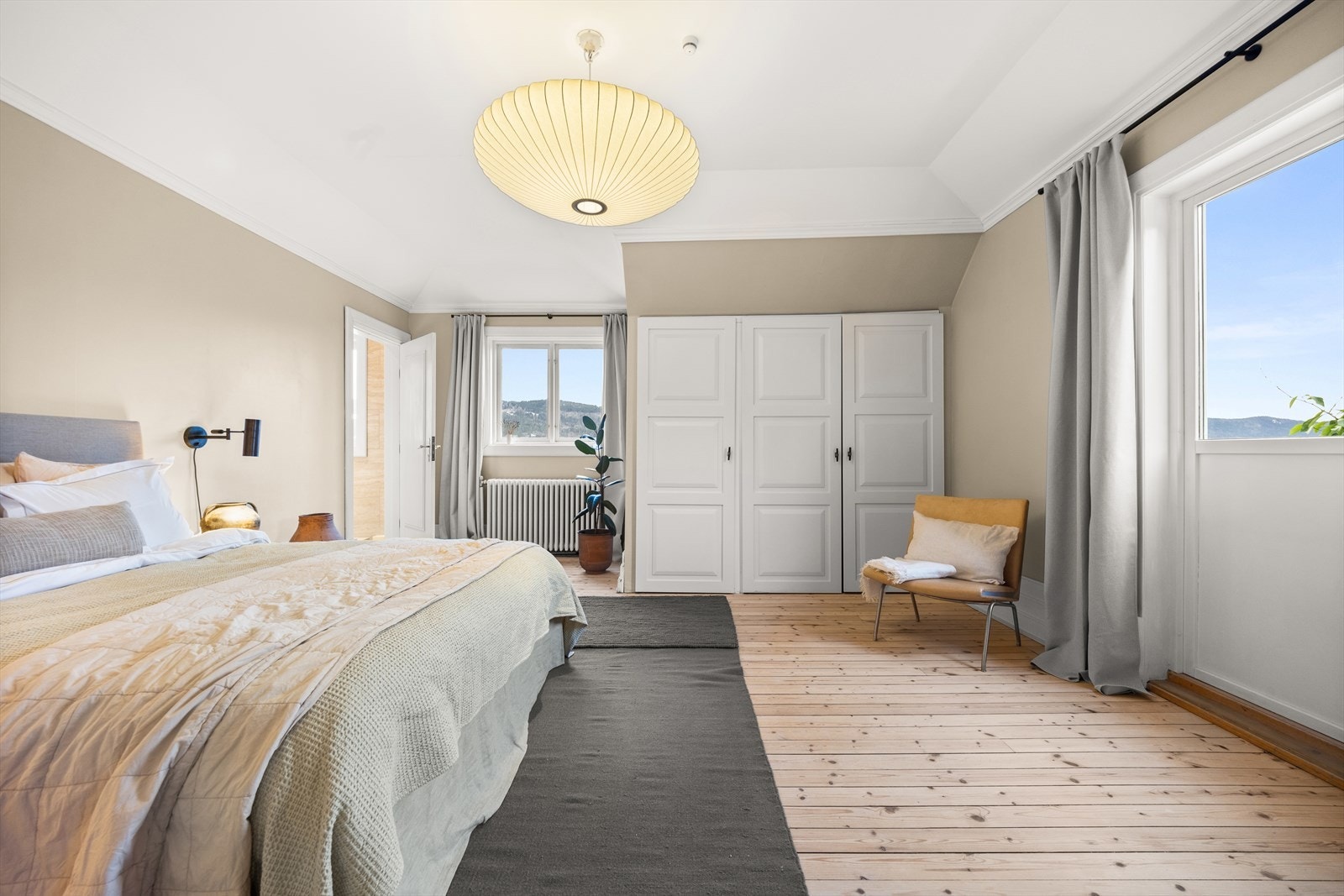 Soverommet har slipt tregulv og plassbygd garderobeløsning Galleribilde