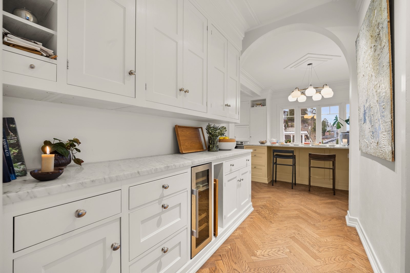 Det er godt med oppbevaringsmuligheter i en god miks av skuffer og skap Galleribilde