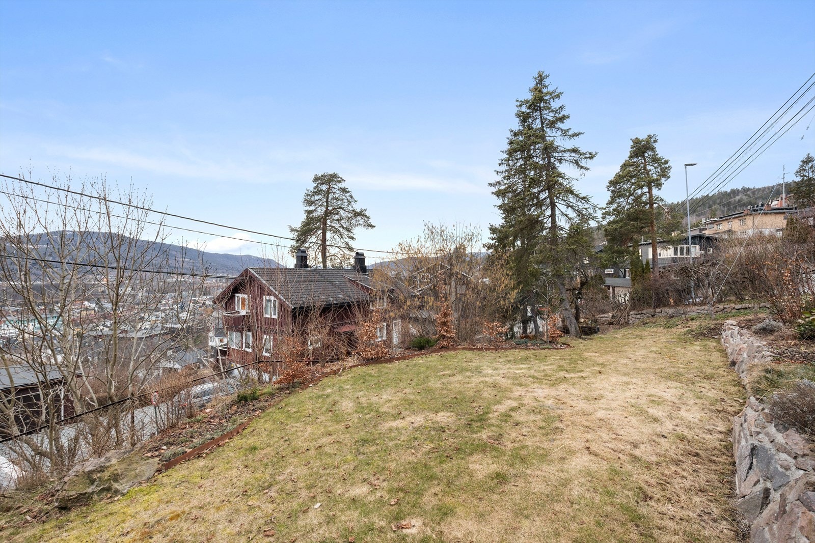 Hage med boltreplass for store og små Galleribilde