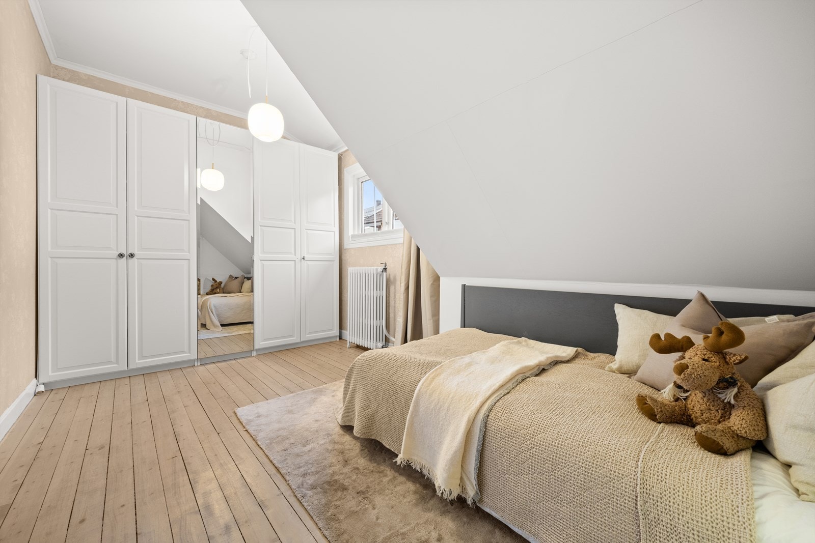 Soverommet har originalt tregulv og tapet på vegger Galleribilde