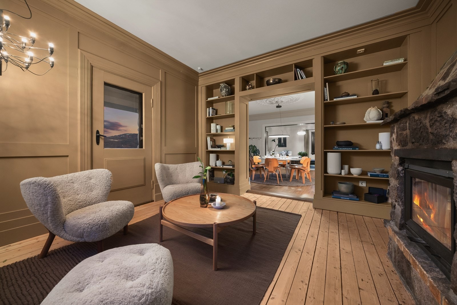 Her har du plassbygd bokhylle og originalt furugulv Galleribilde