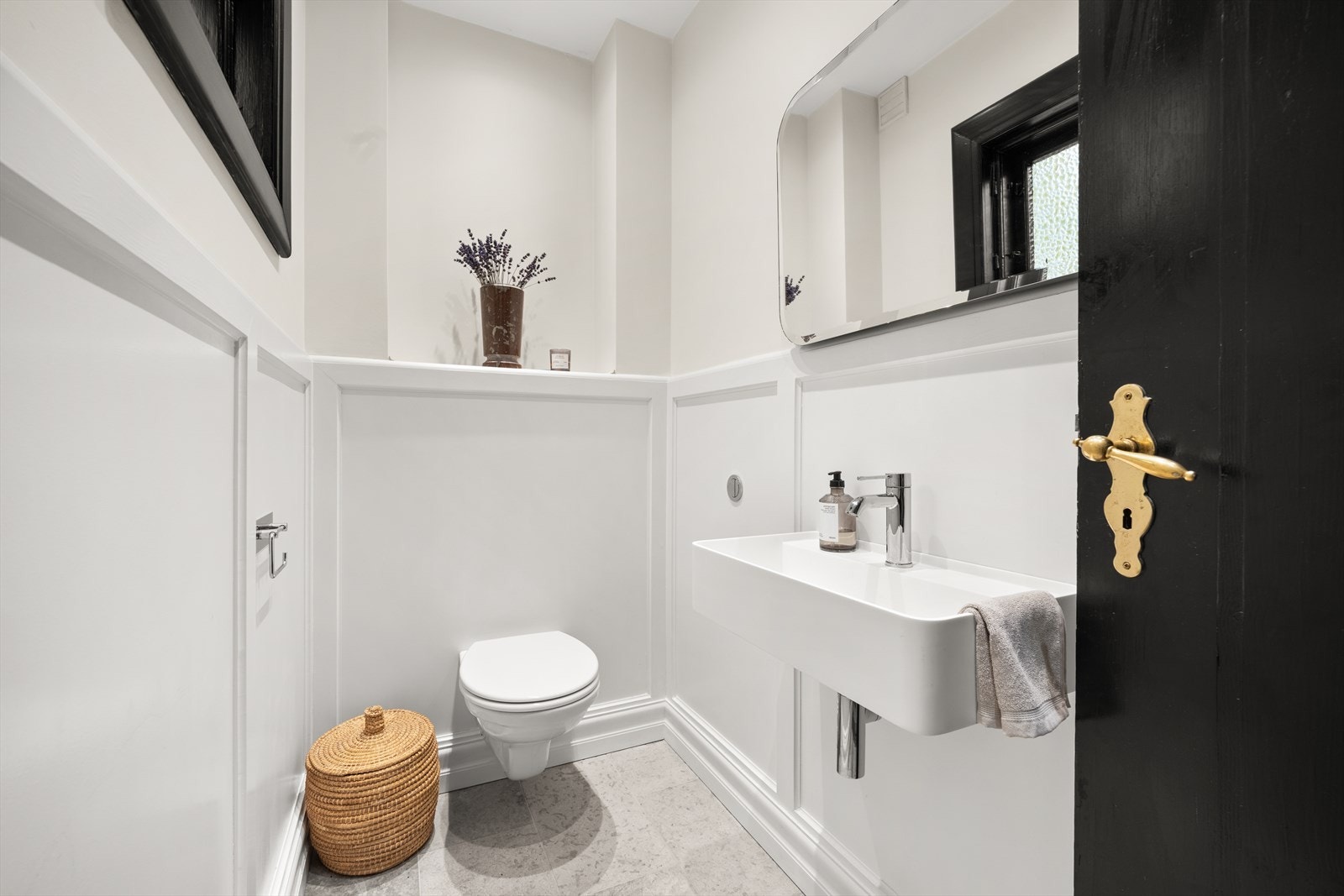 Lekkert toalettrom med vannbåren gulvvarme. Renovert i 2023 - legg merke til de flotte detaljene Galleribilde