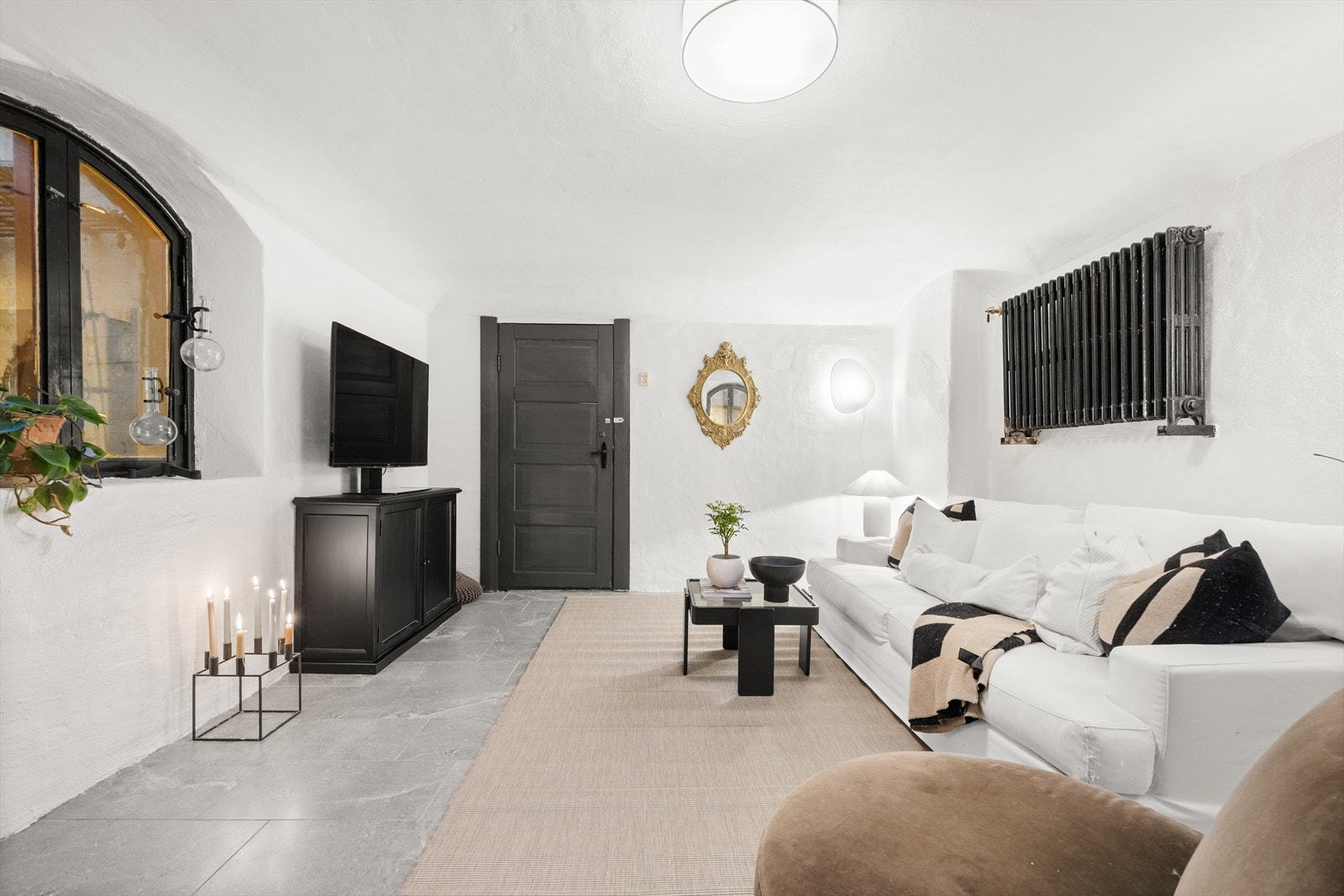 Kjellerstuen har et sjarmerende og originalt preg, fliser på gulv og malte murvegger Galleribilde