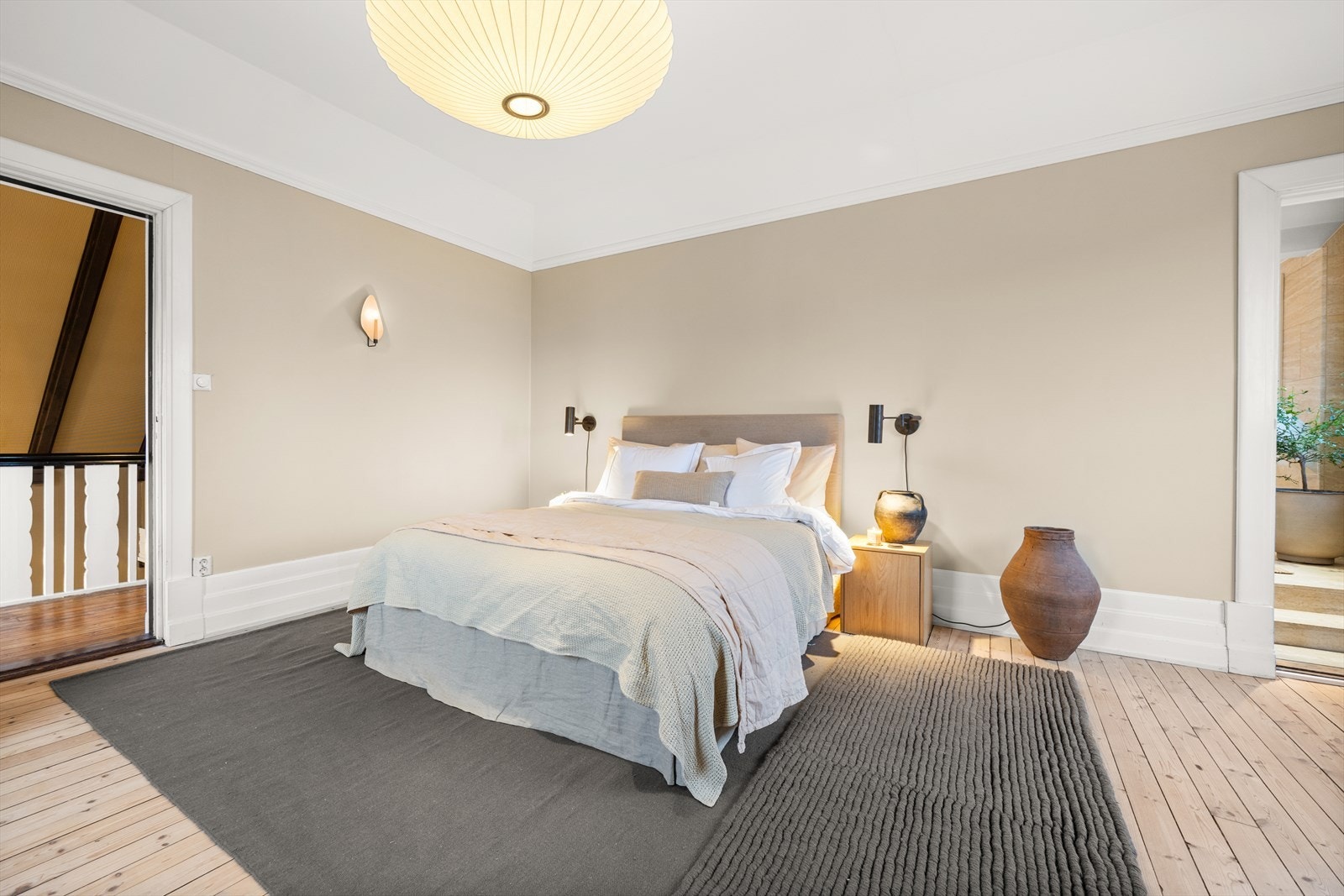 Hovedsoverommet gir god plass for dobbeltseng med tilhørende nattbord Galleribilde