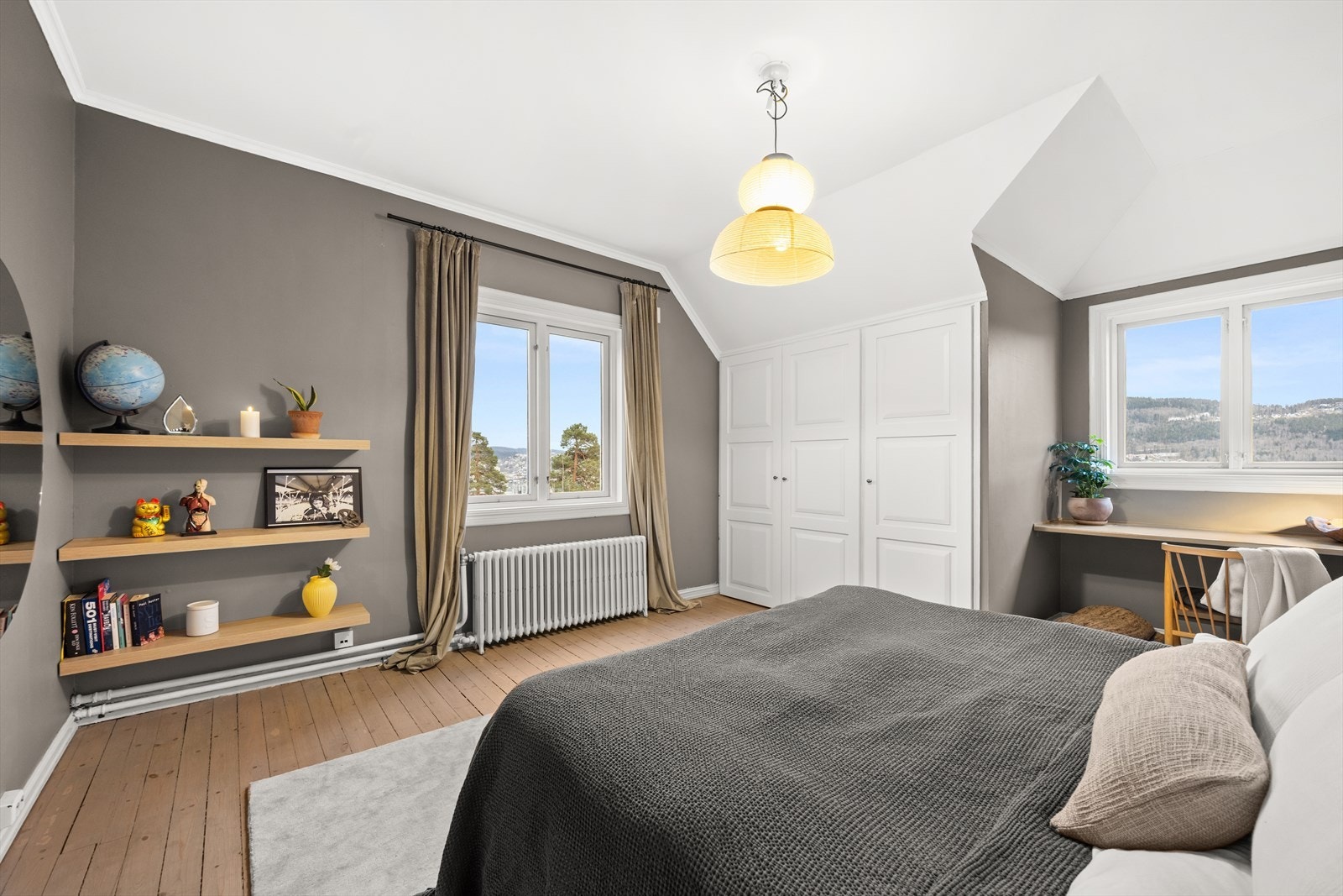 Soverommet er meget romslig med gode møbleringsmuligheter og plassbygd garderobe og kontor Galleribilde