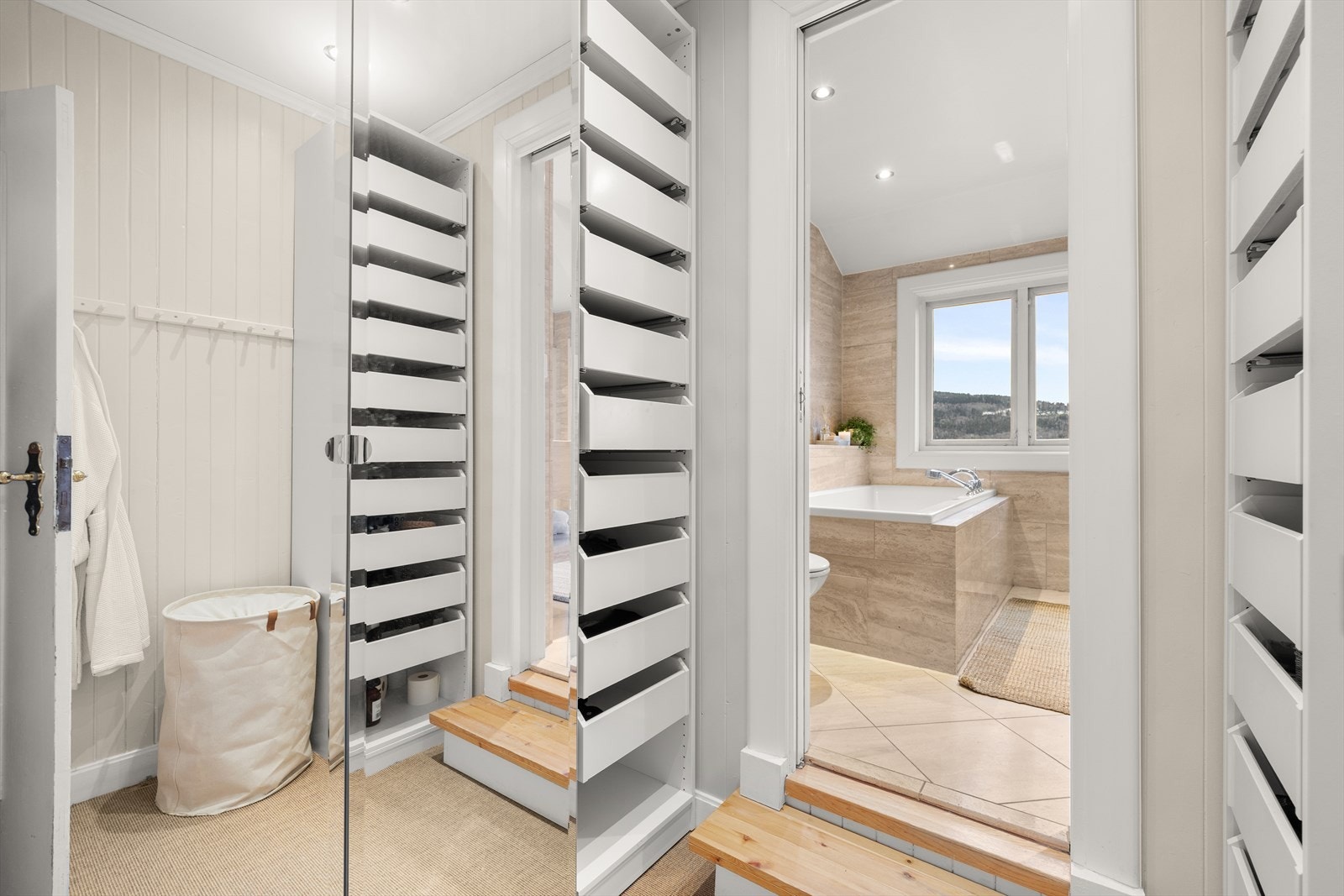 Det er også praktisk garderoberom i tilknytning til badet Galleribilde