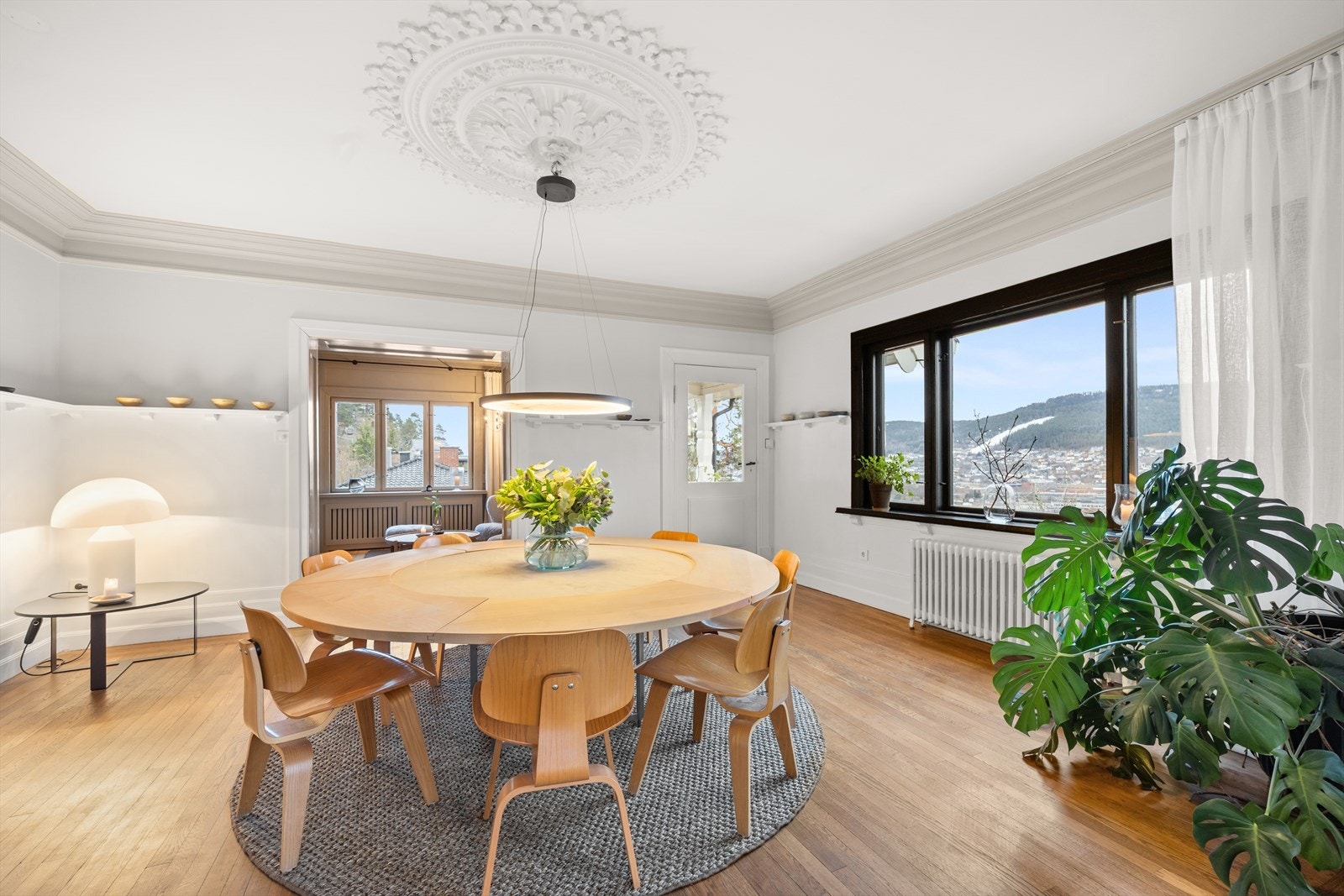 Spisestuen byr også på lekre detaljer som eikegulv, stukkatur og bredt listverk Galleribilde