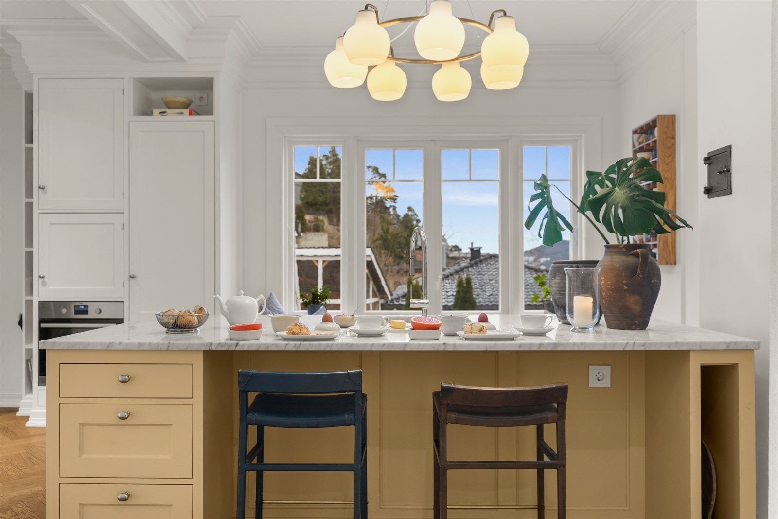 Nydelig kjøkkenøy med sitteplass for to Galleribilde