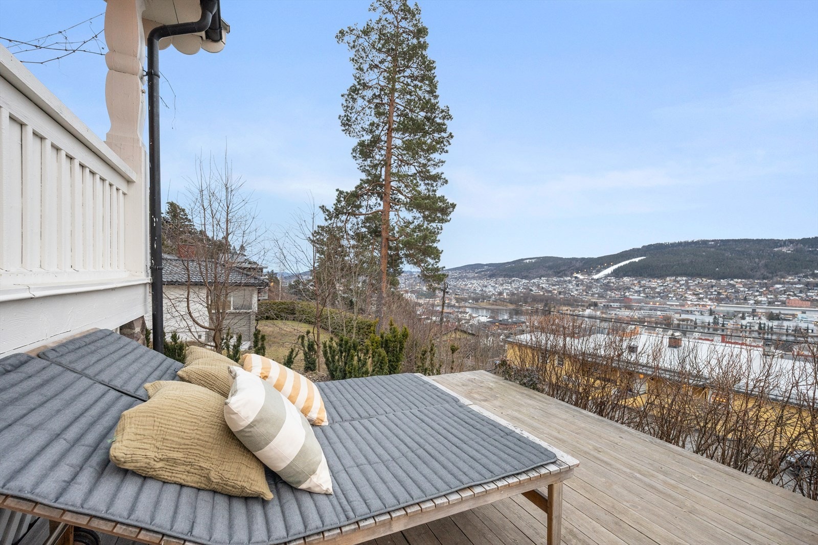 Det er flere hyggelige uteplasser som gir gode soner for både avslapning og sosiale sammenkomster Galleribilde