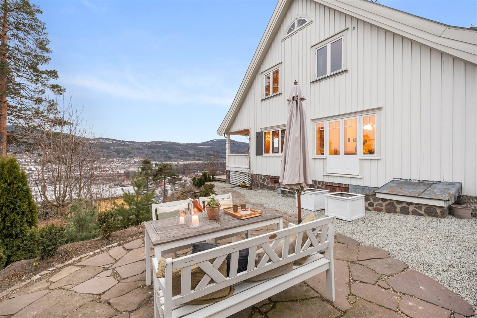 Det er også opparbeidet med skiferplatting Galleribilde