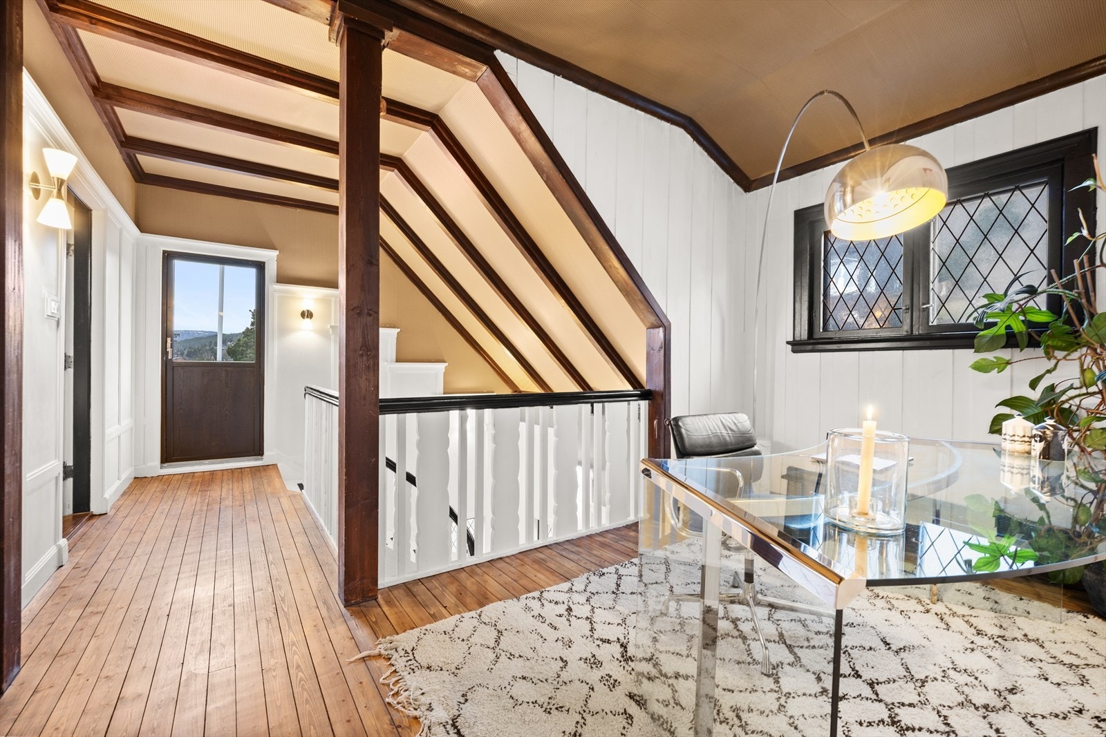 Adkomst til vestvendt balkong fra hallen Galleribilde