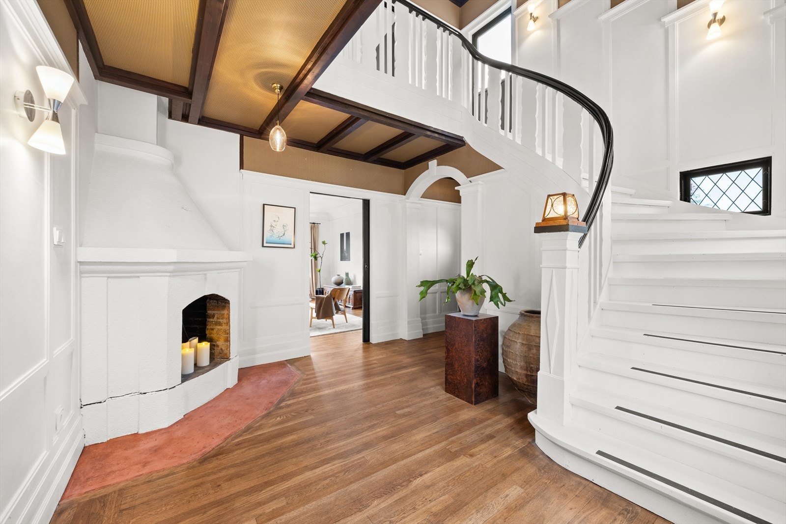 Hallen har klassiske detaljer som eikegulv med stavmønster, dekorativ himling og brystning på vegger og blyglassvindu med vakker struktur Galleribilde