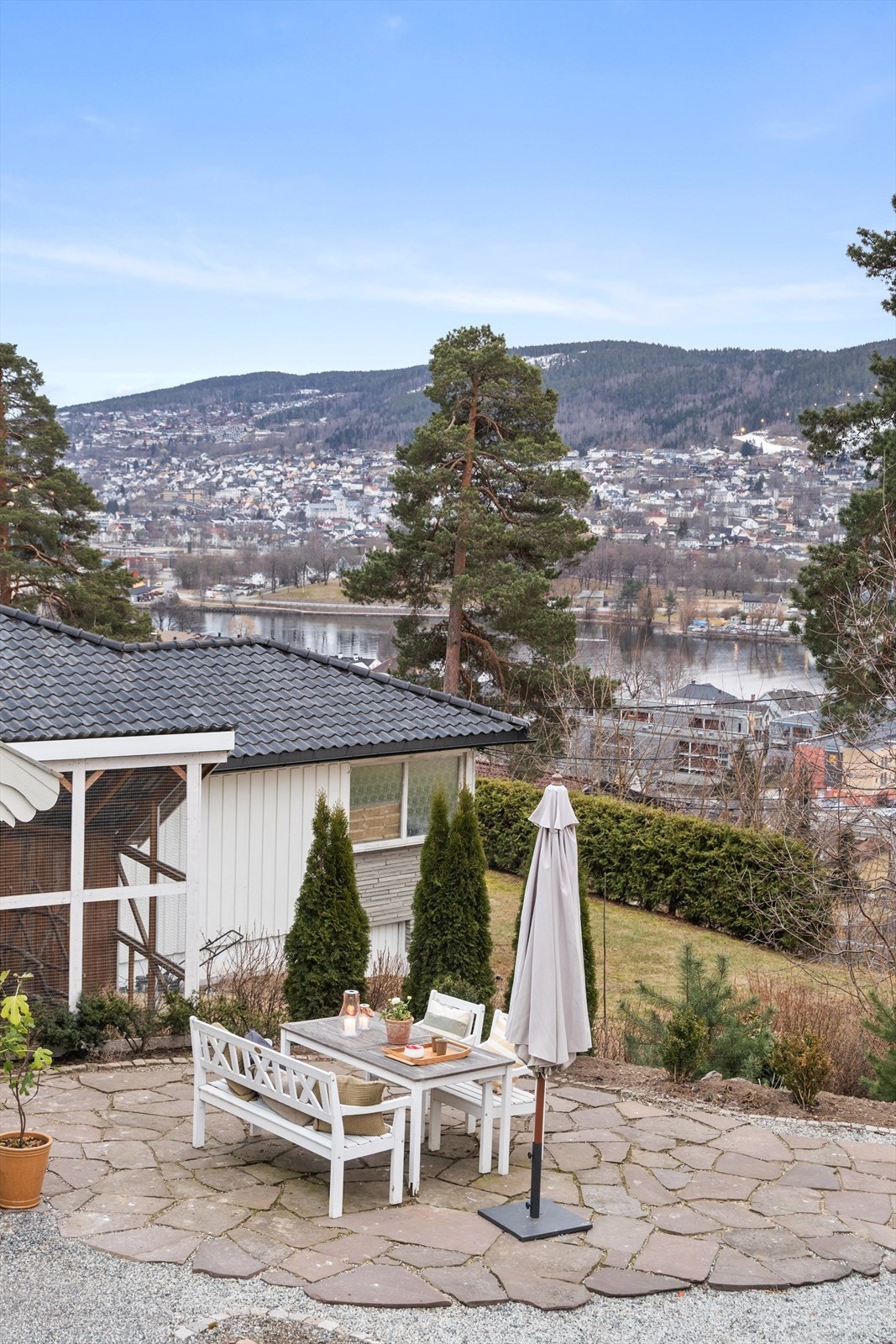 Her kan du også nyte gode solforhold og utsikt Galleribilde