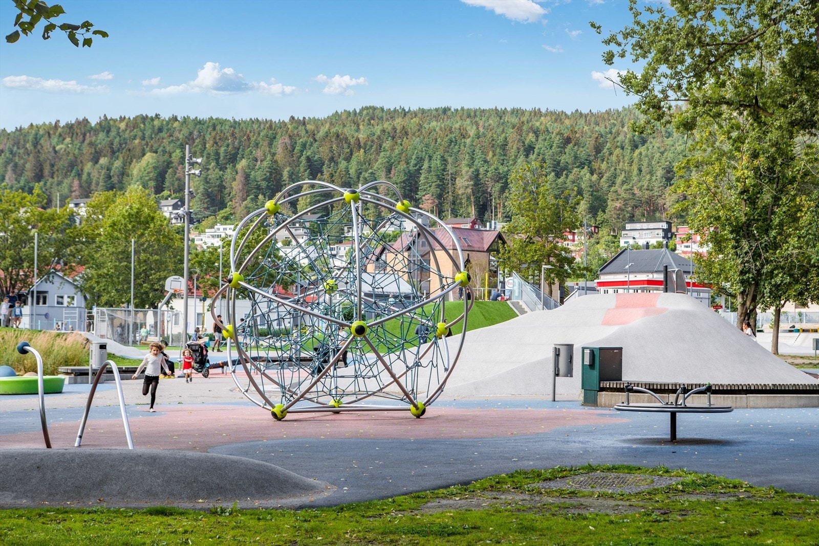 Kort gangavstand til rå lekepark tilpasset barn i alle aldre Galleribilde