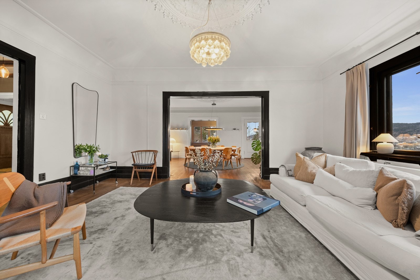 Dagligstuen er innredet med sofagruppe og tilhørende sittemøblement Galleribilde