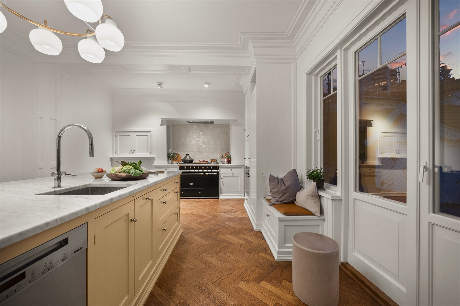 Legg merke til det lekre profilerte listverket i tak som gir et herskapelig uttrykk Galleribilde