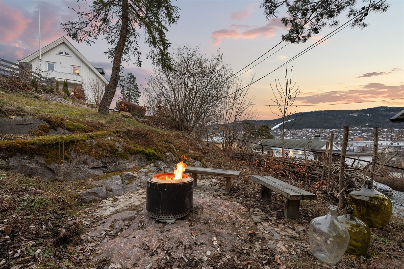 Hyggelig bålplass nedenfor huset Galleribilde