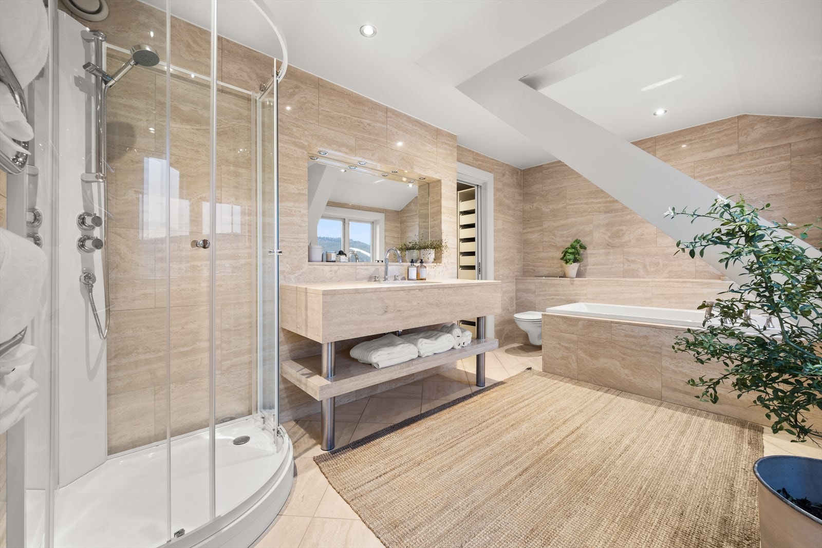 Suite-løsning med direkte adkomst til eget bad fra hovedsoverommet Galleribilde