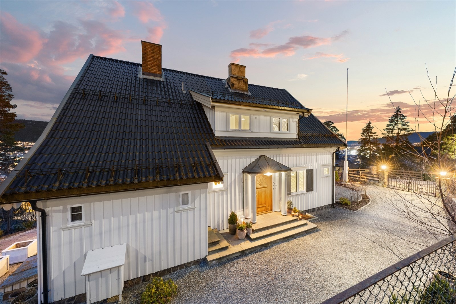 Gode parkeringsmuligheter i gruset gårdsplass Galleribilde