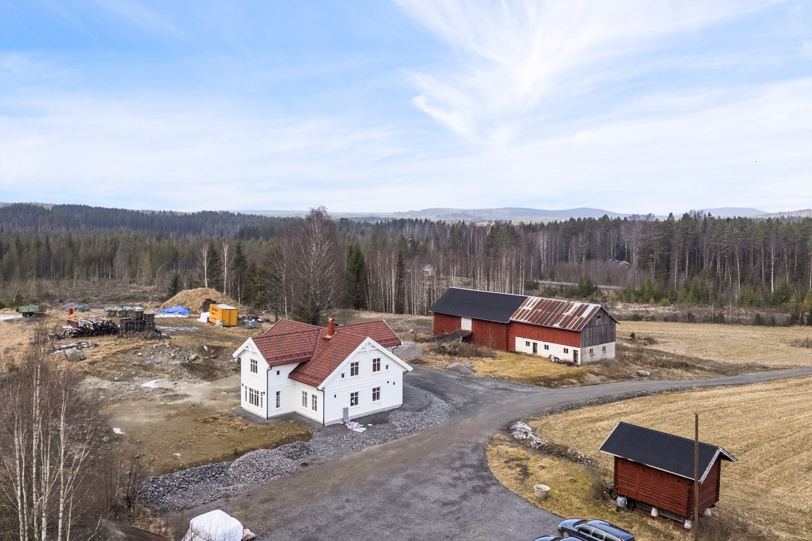 Gården ligger ca. 13 km. i fra sentrum av Skarnes som er kommunesenteret i kommunen Galleribilde