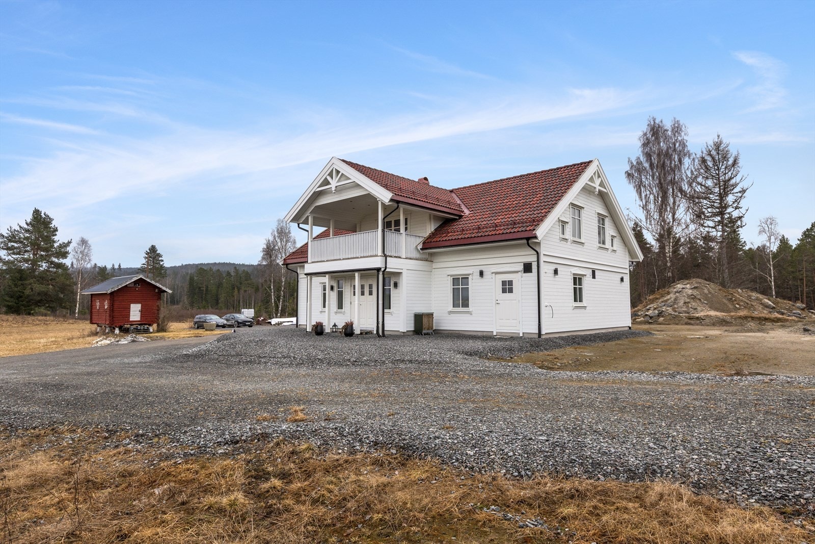 Stort, nytt og innholdsrikt våningshus i fra 2024. Her kan du nyte stillheten og naturen som omkranser eiendommen Galleribilde