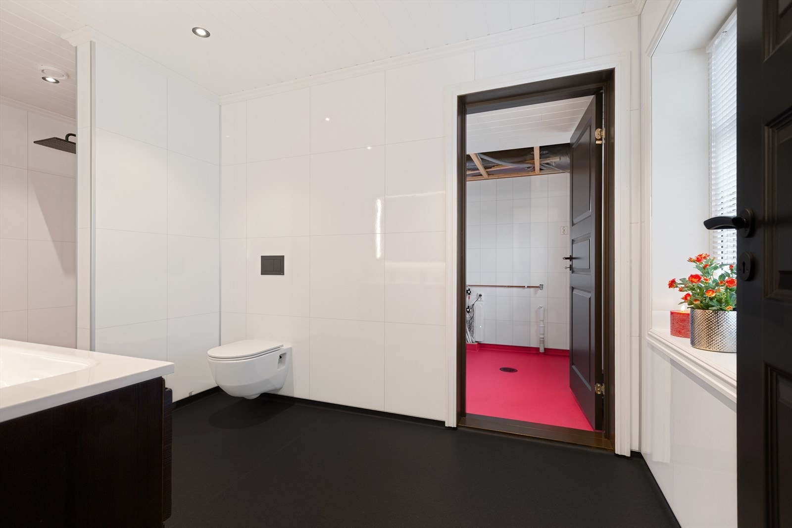 Badet har direkte tilgang til eget vaskerom med egen utgang Galleribilde