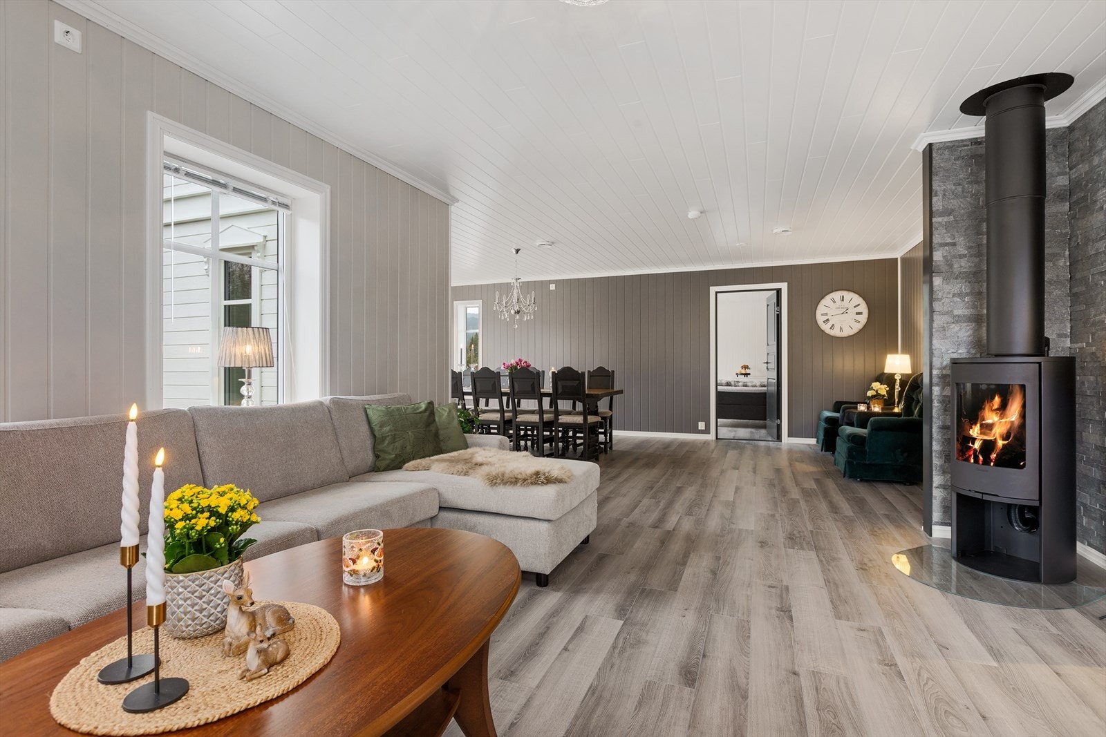 Stuen er stor og innholdsrik med god plass til bl.a. stor sofagruppe og spisestue Galleribilde