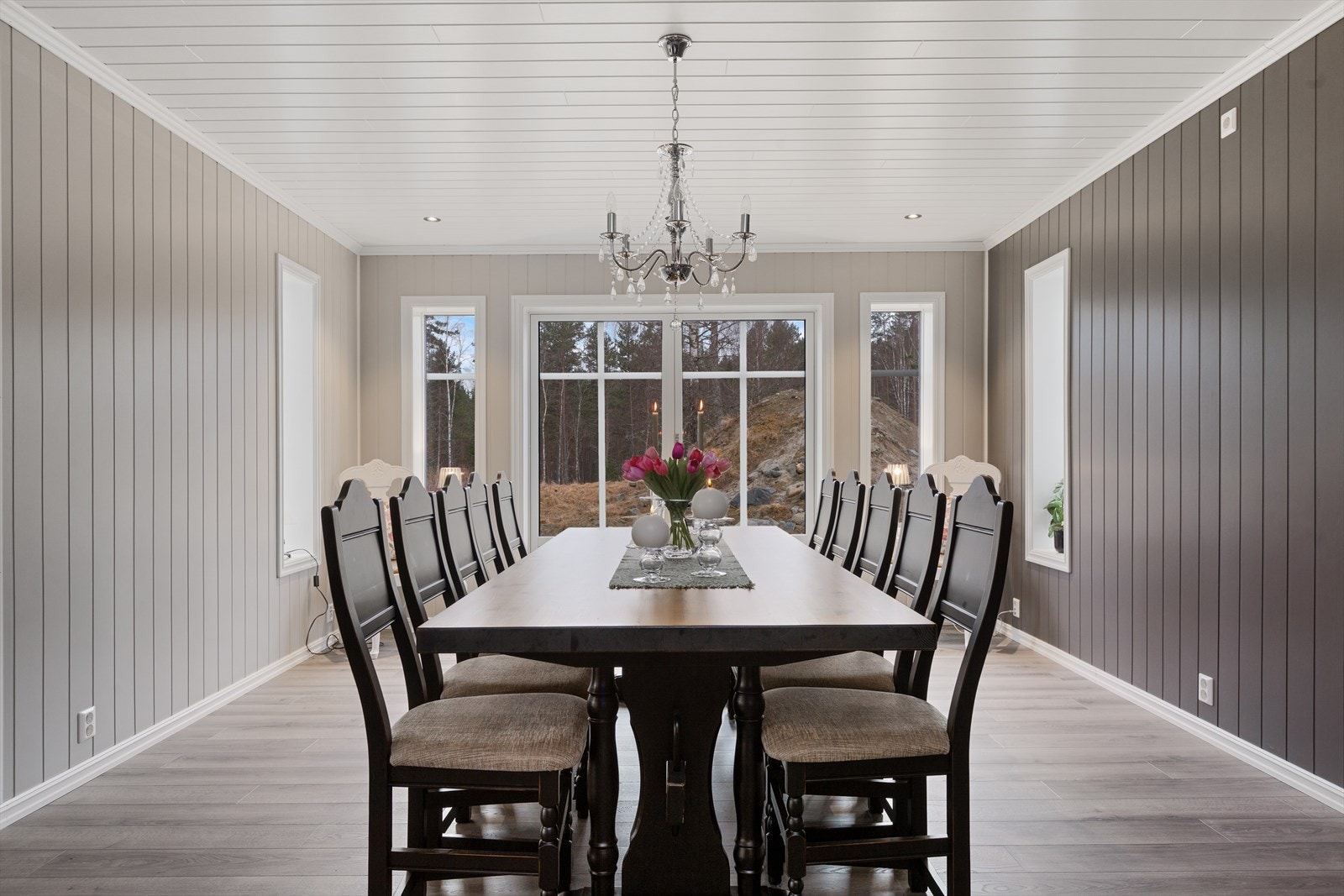 I fra spisestuen har du direkte utgang til hagen Galleribilde