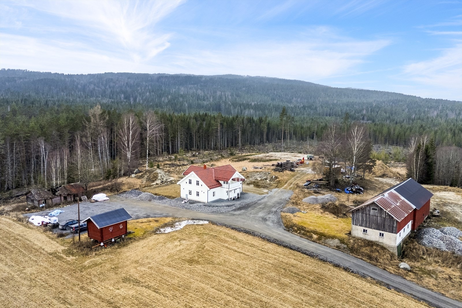 Gården Sæterholen ligger helt for seg selv i skogkanten Galleribilde